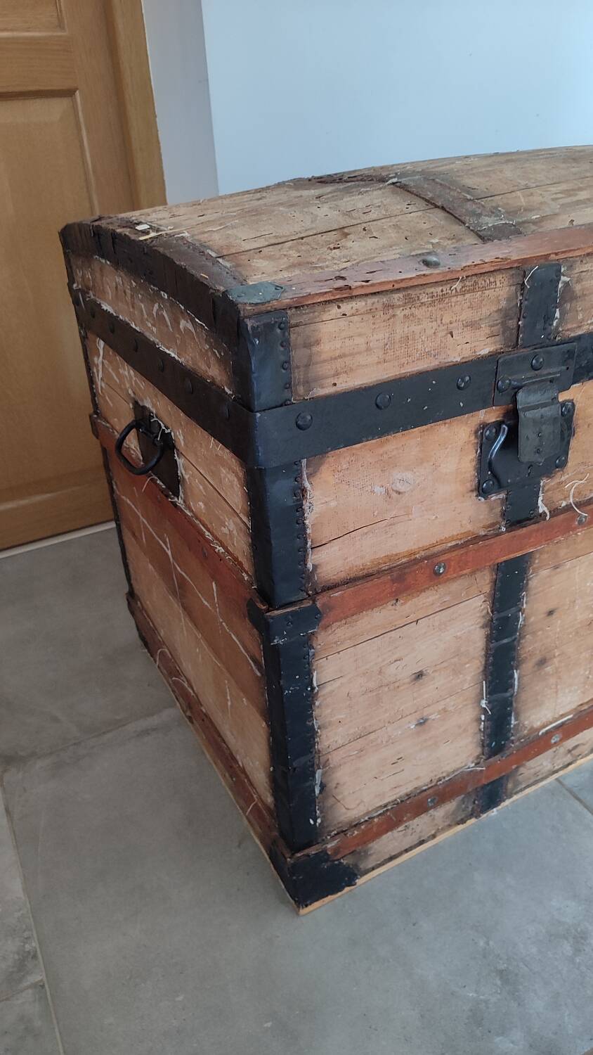 Grande malle en bois bombée