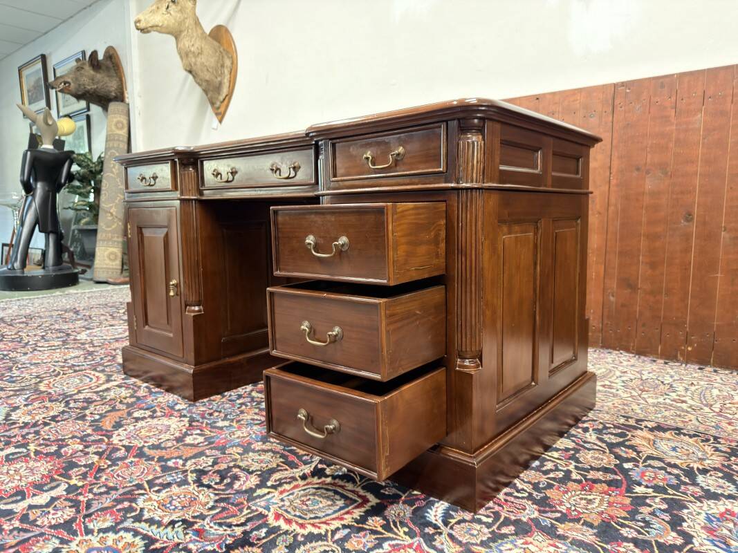 Bureau anglais classique avec incrustations vertes
