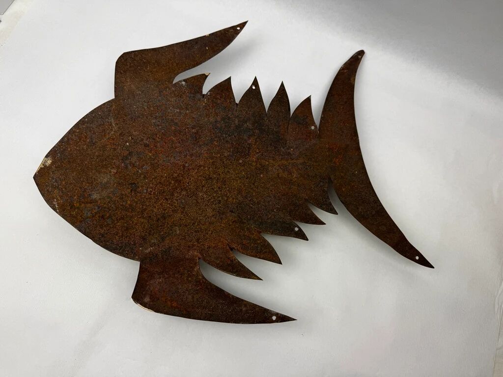 Sculpture murale poisson métal doré et fer riveté art brutaliste