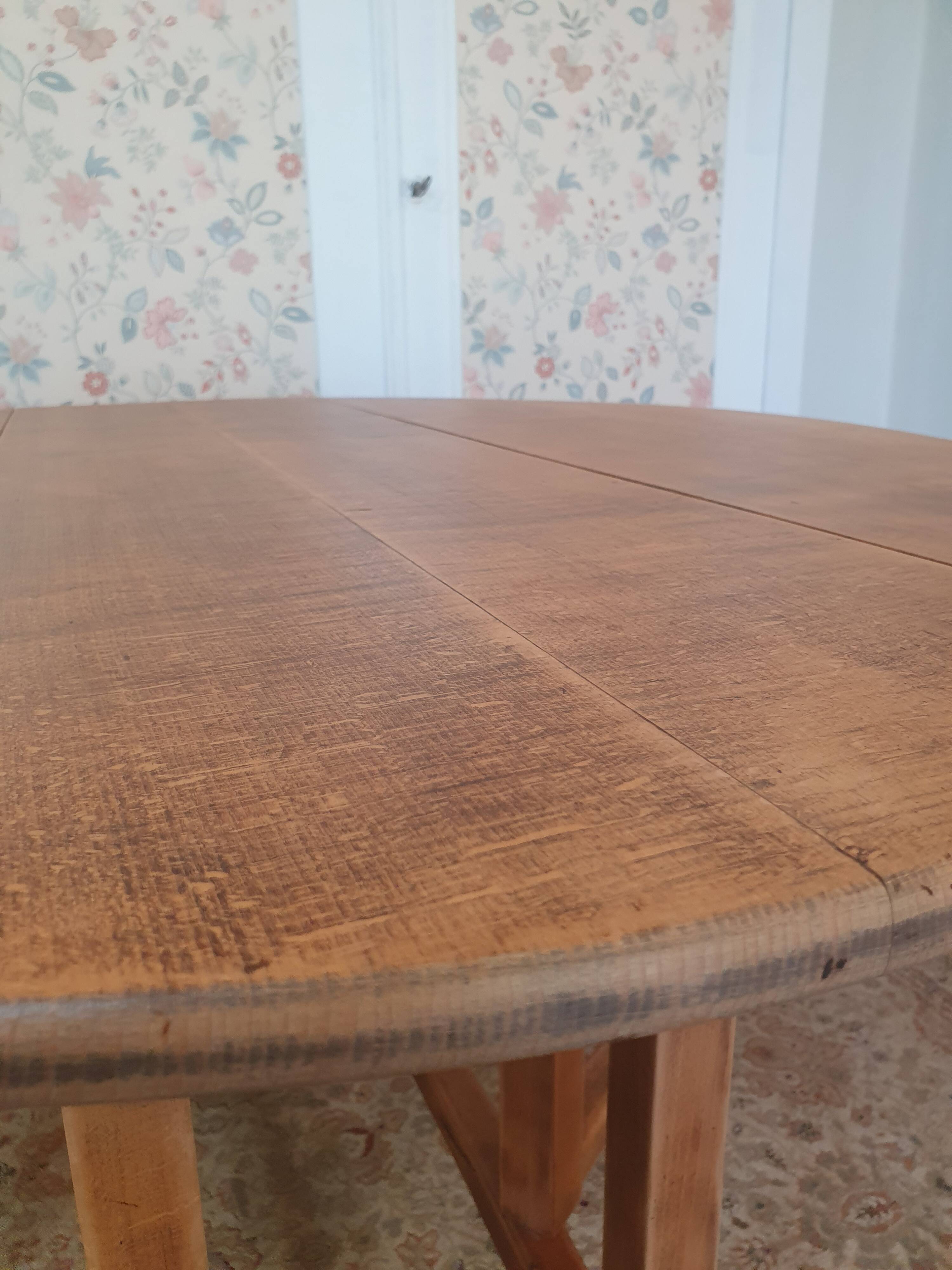 Drop-leaf gateleg table