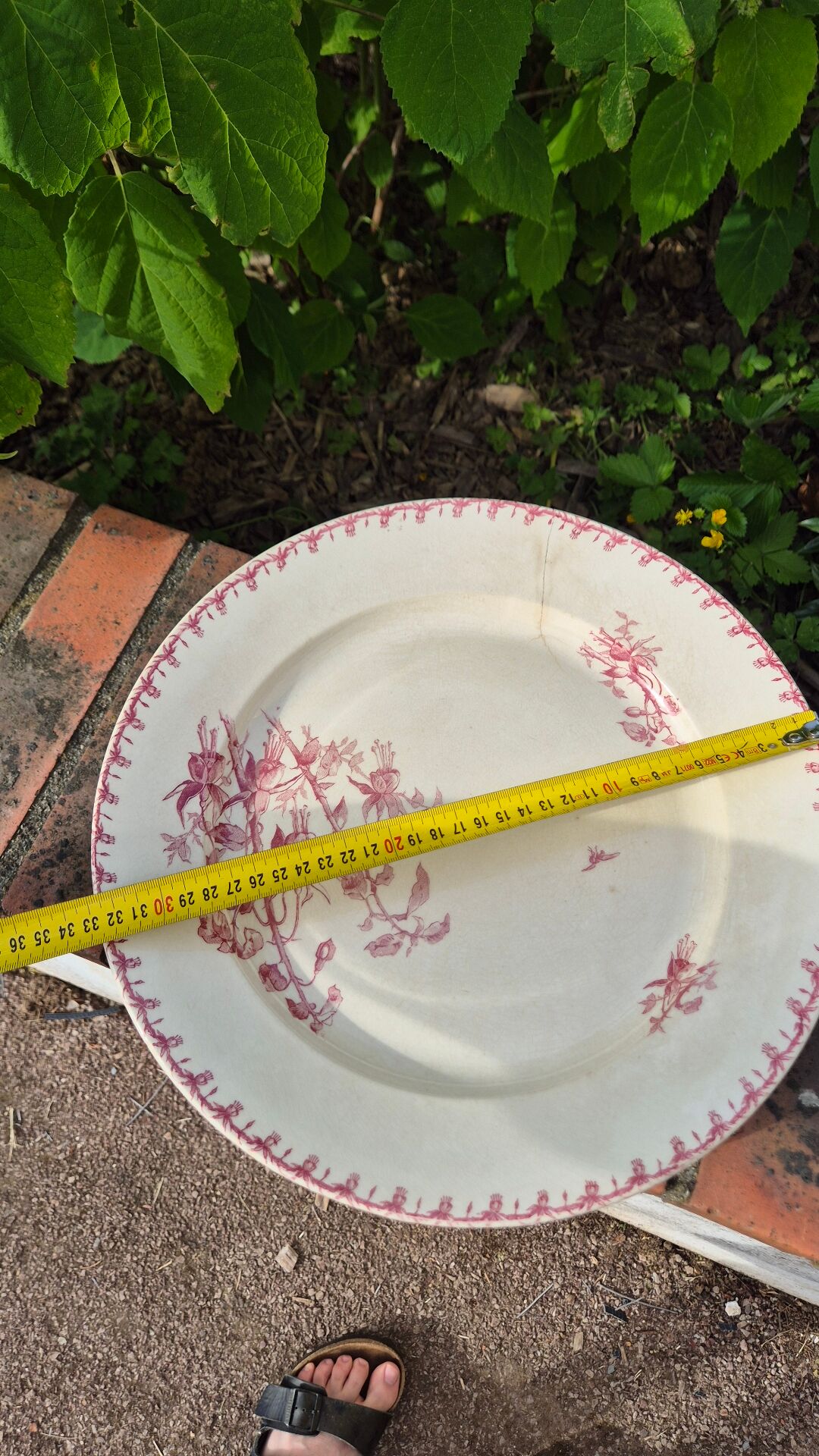 Antique plate – Opaque porcelain from Gien – Fuchsia pink decoration
