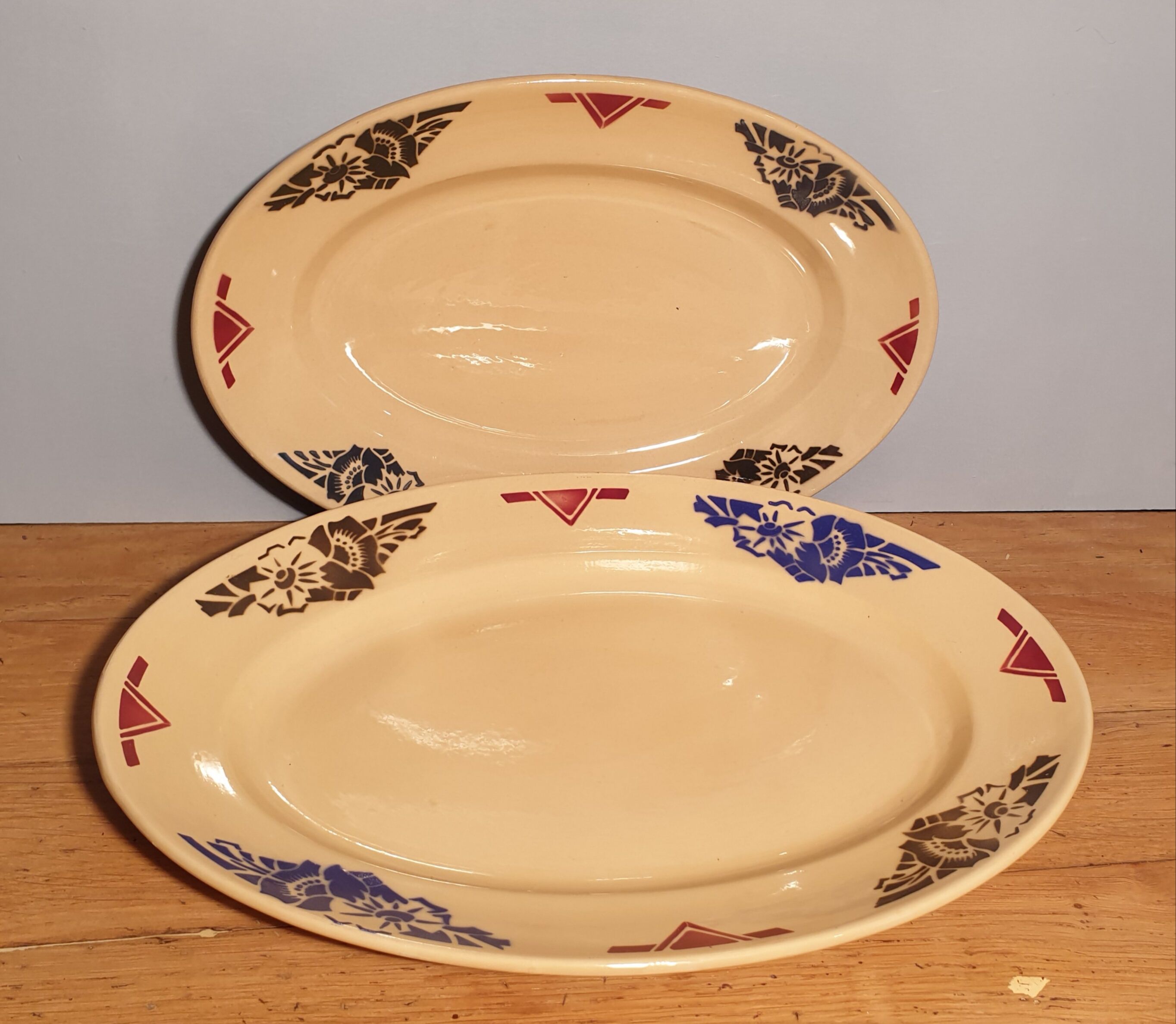 Duo of oval dishes