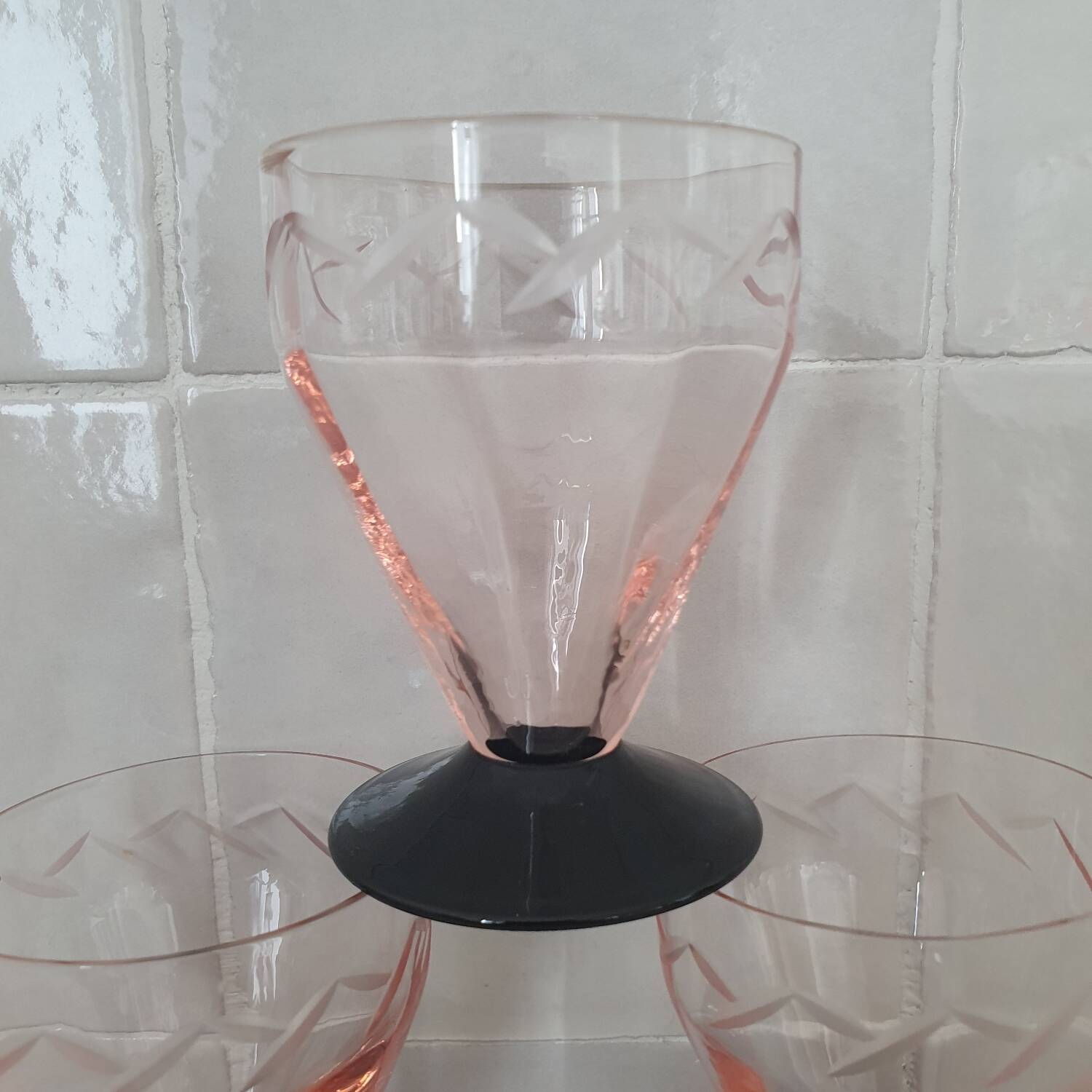Verre Art déco gravé rose et noir