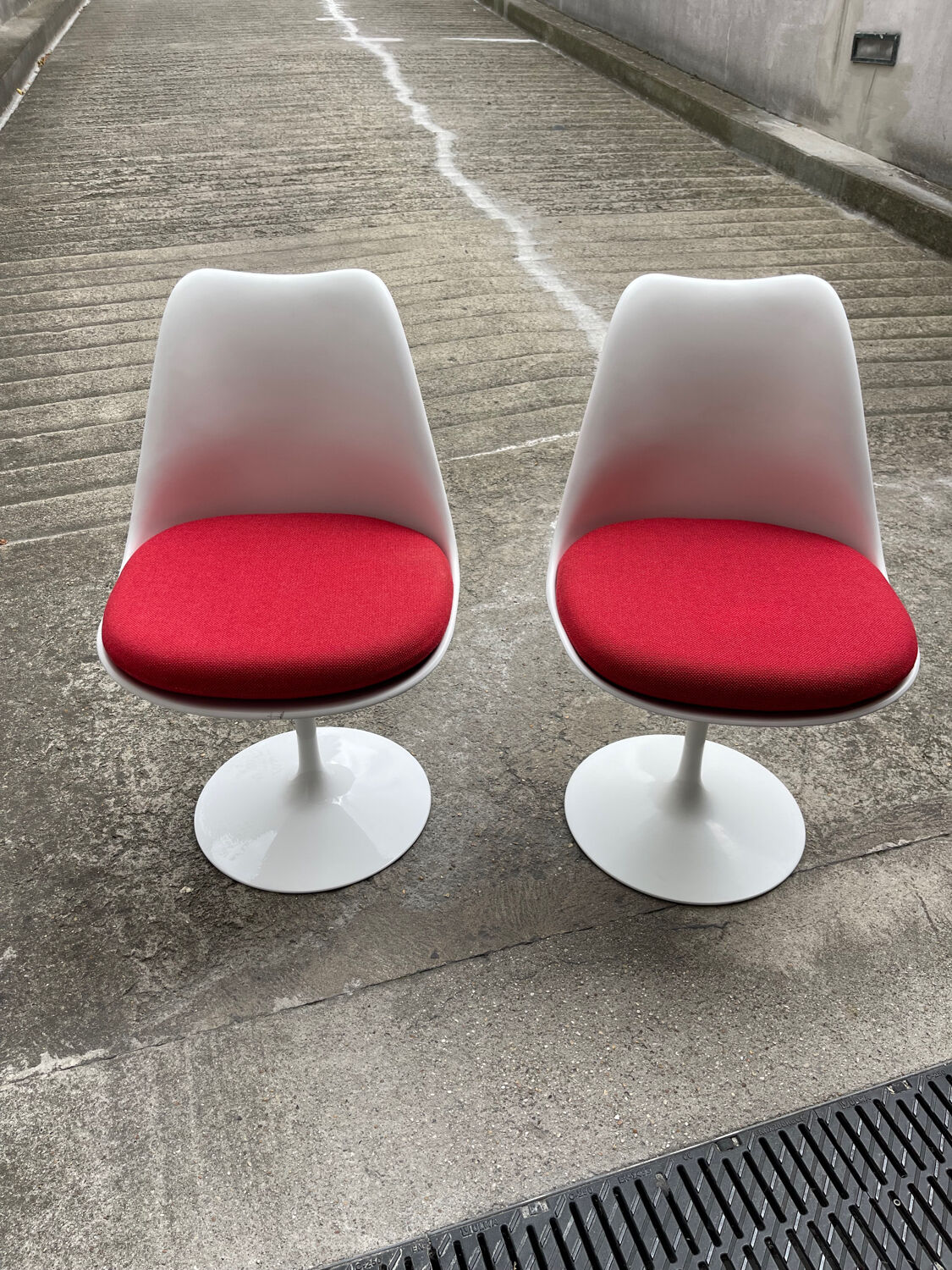 Pair of TULIP Eero Saarinen knoll international chairs