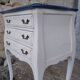 Commode trois tiroirs Louis XV patinée blanche et bleue