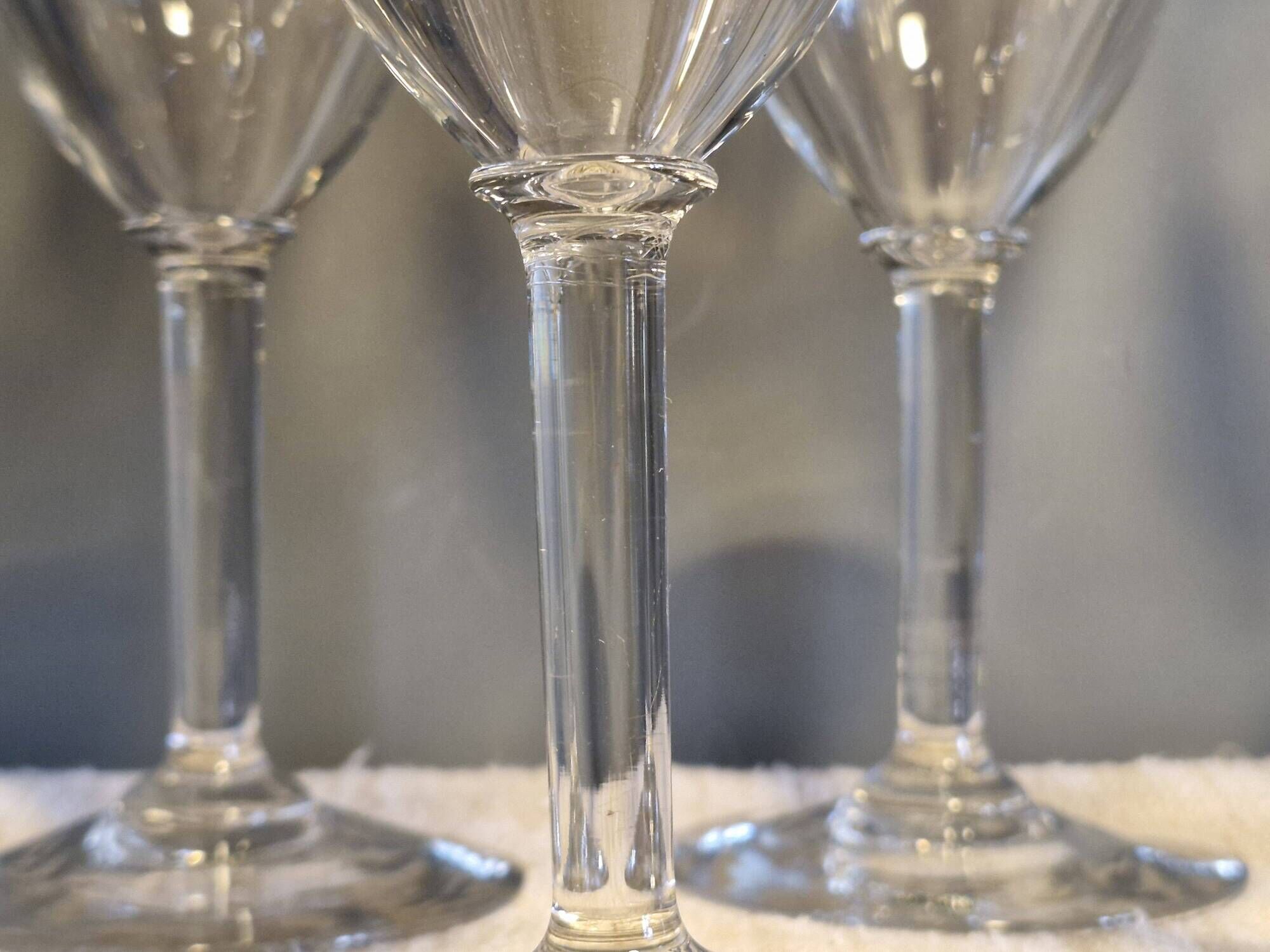 12 glasses - 6 water - 6 wine - Small carved decoration - Period 1900