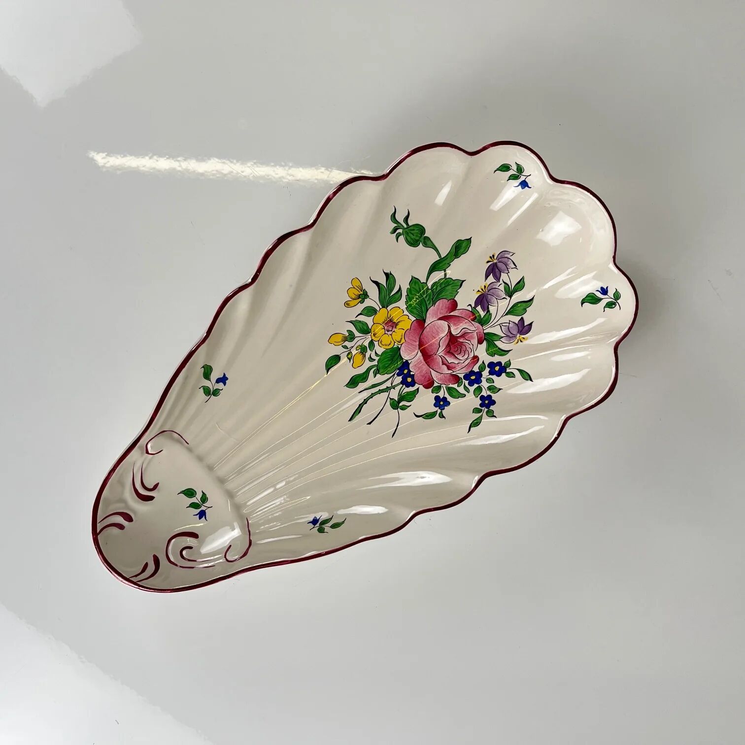 Ravier shell KG Lunéville, model "Réverbère", rose pattern