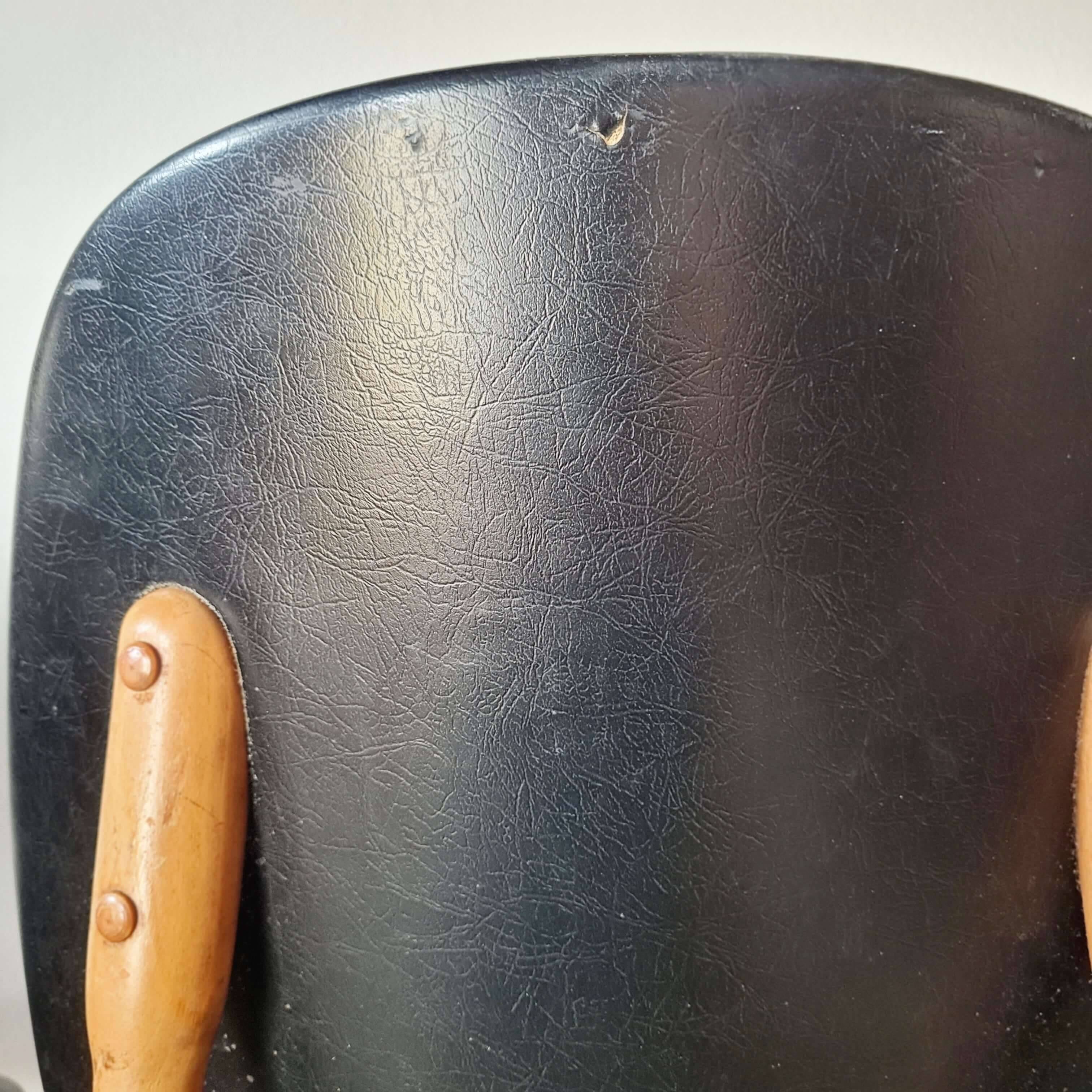 Paire de chaises vintage 1960 – Pieds compas & Simili-cuir noir