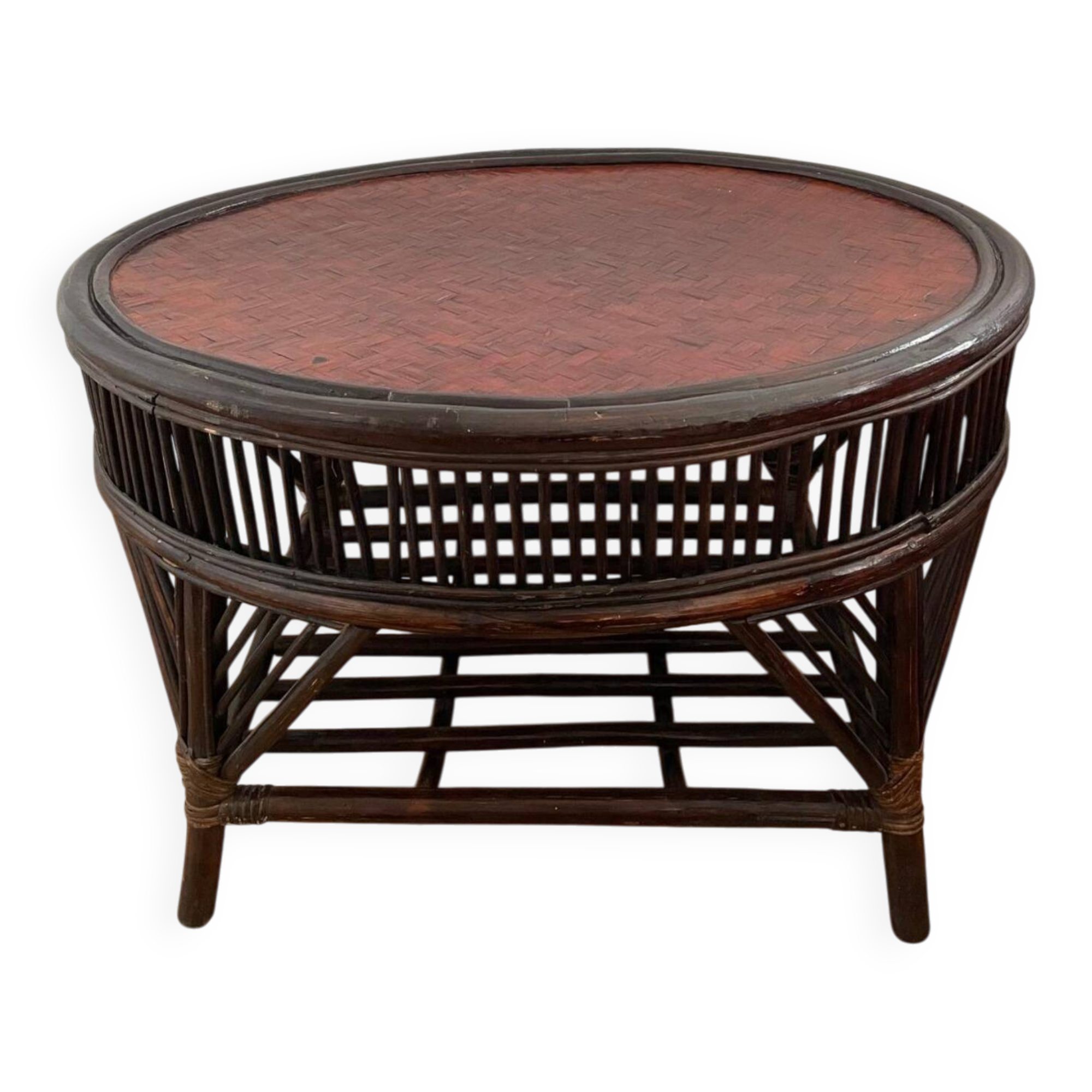 Colonial coffee table made of rattan and wicker.
