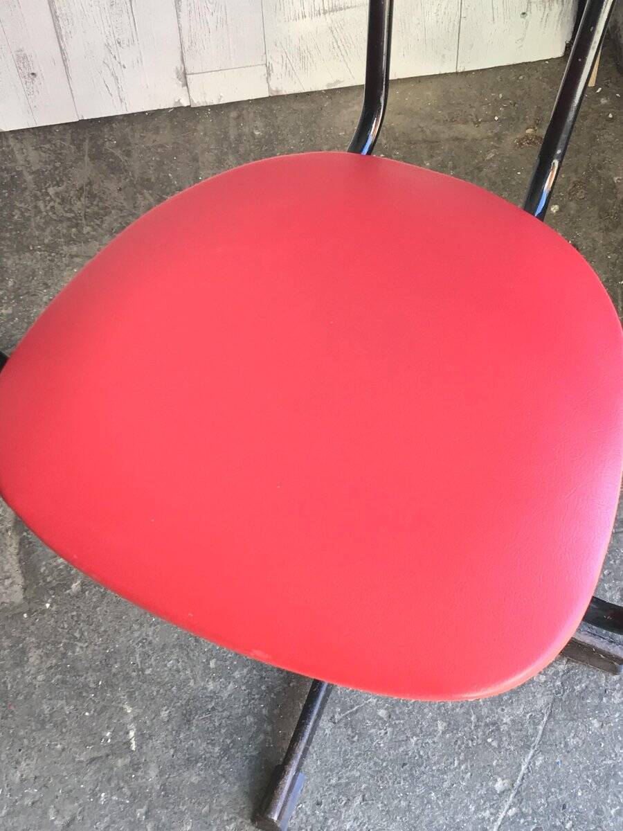 Set de 2 chaises de bureau pivotantes rouge et noir en skaï et métal, années 1960