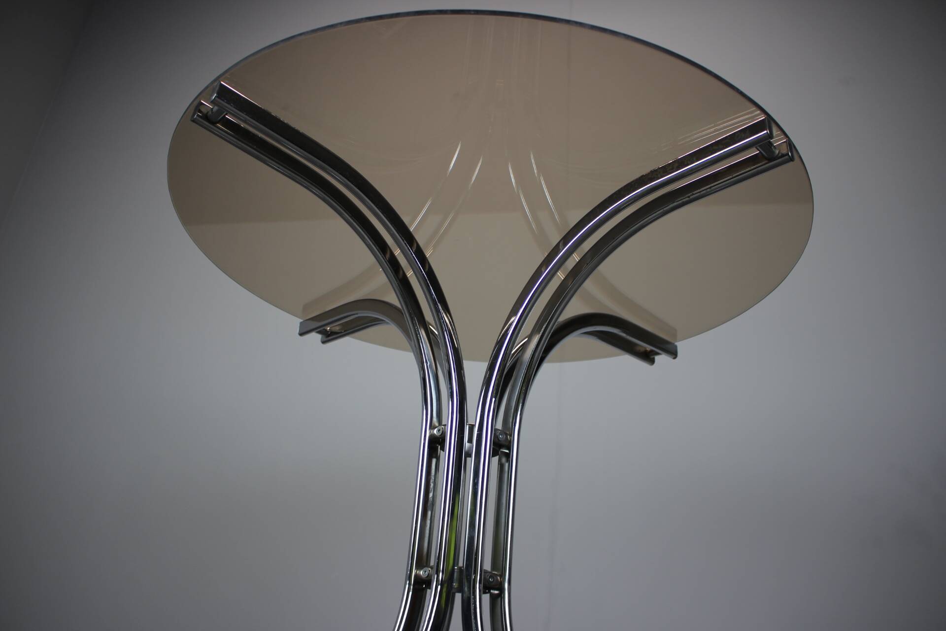 Round chrome and glass dining table / Italy, 1980s