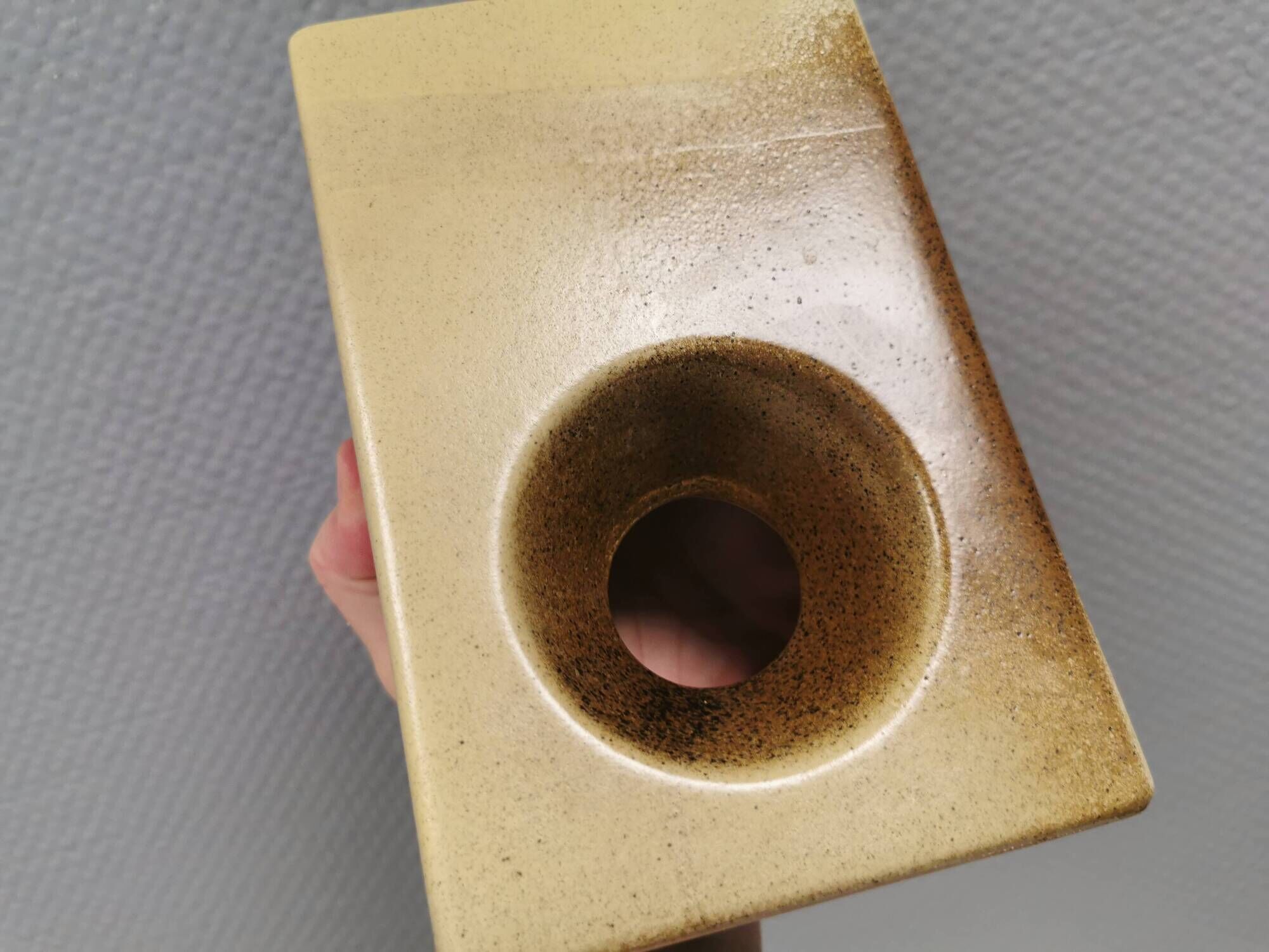 Magnifique vase sculpté perforé. RDA/Allemagne de l'Est, années 1960.