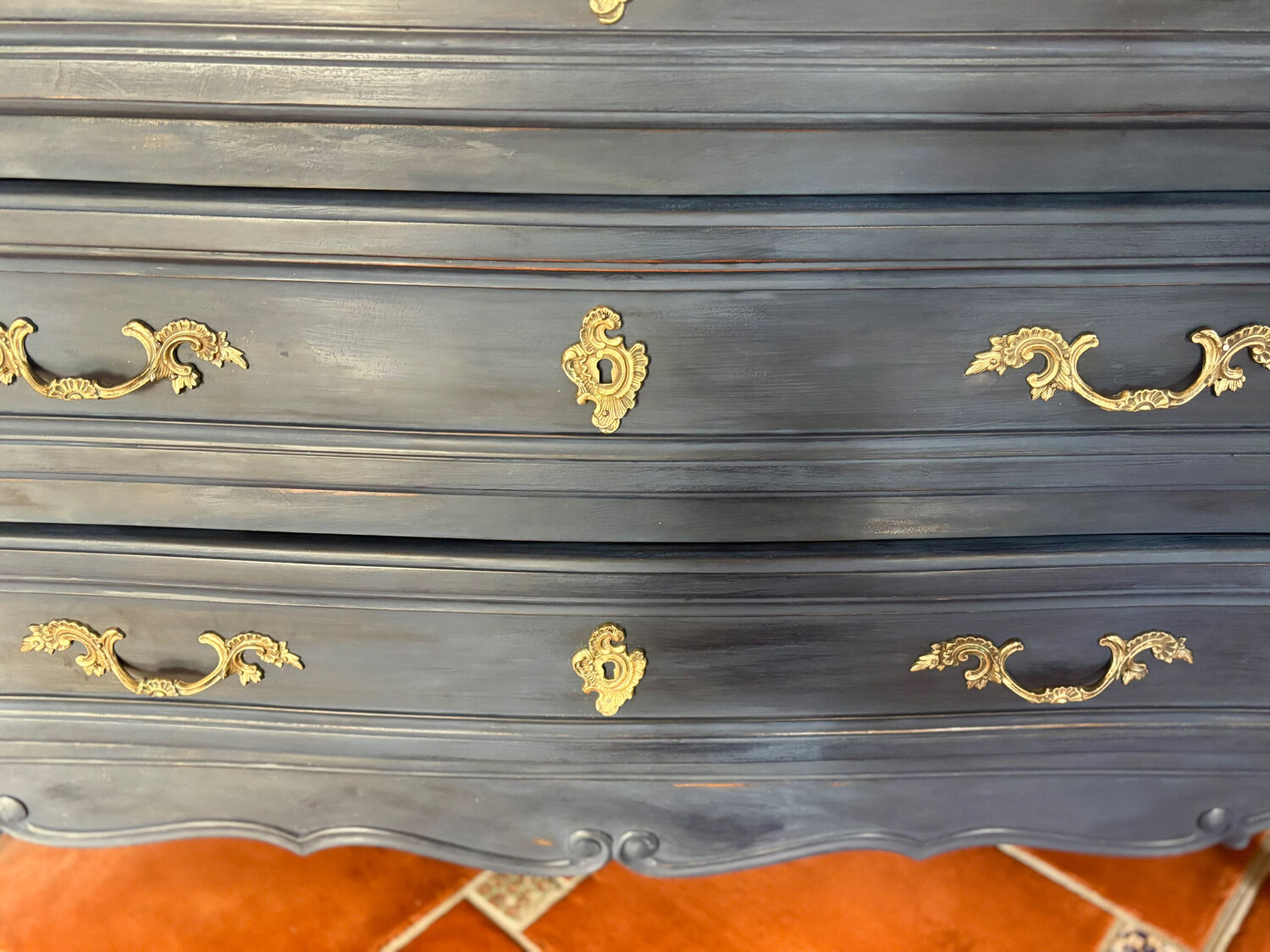 Commode vintage restaurée – peinture Annie Sloan Oxford Navy & cire cl