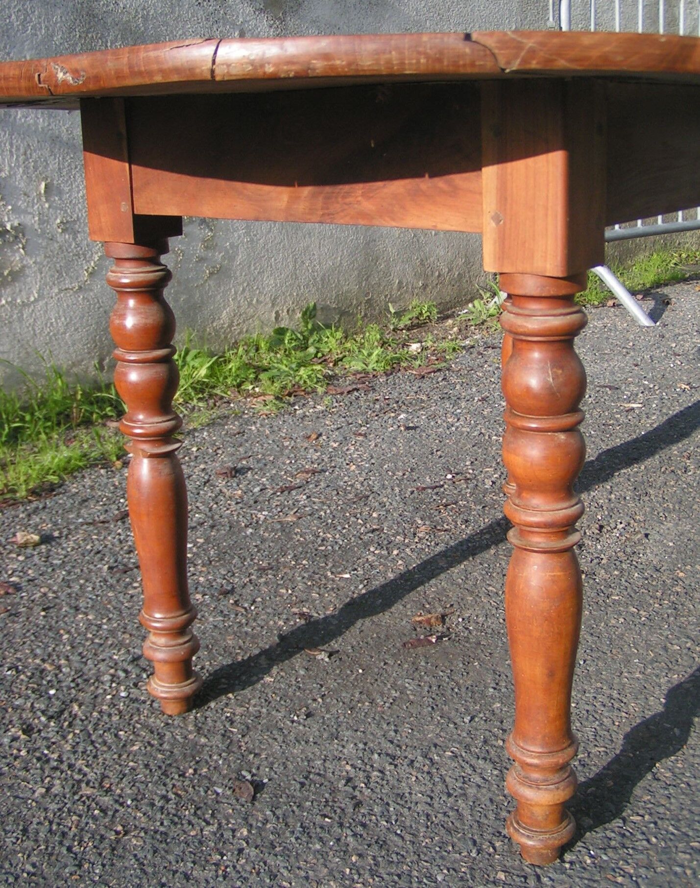 Oval flap table