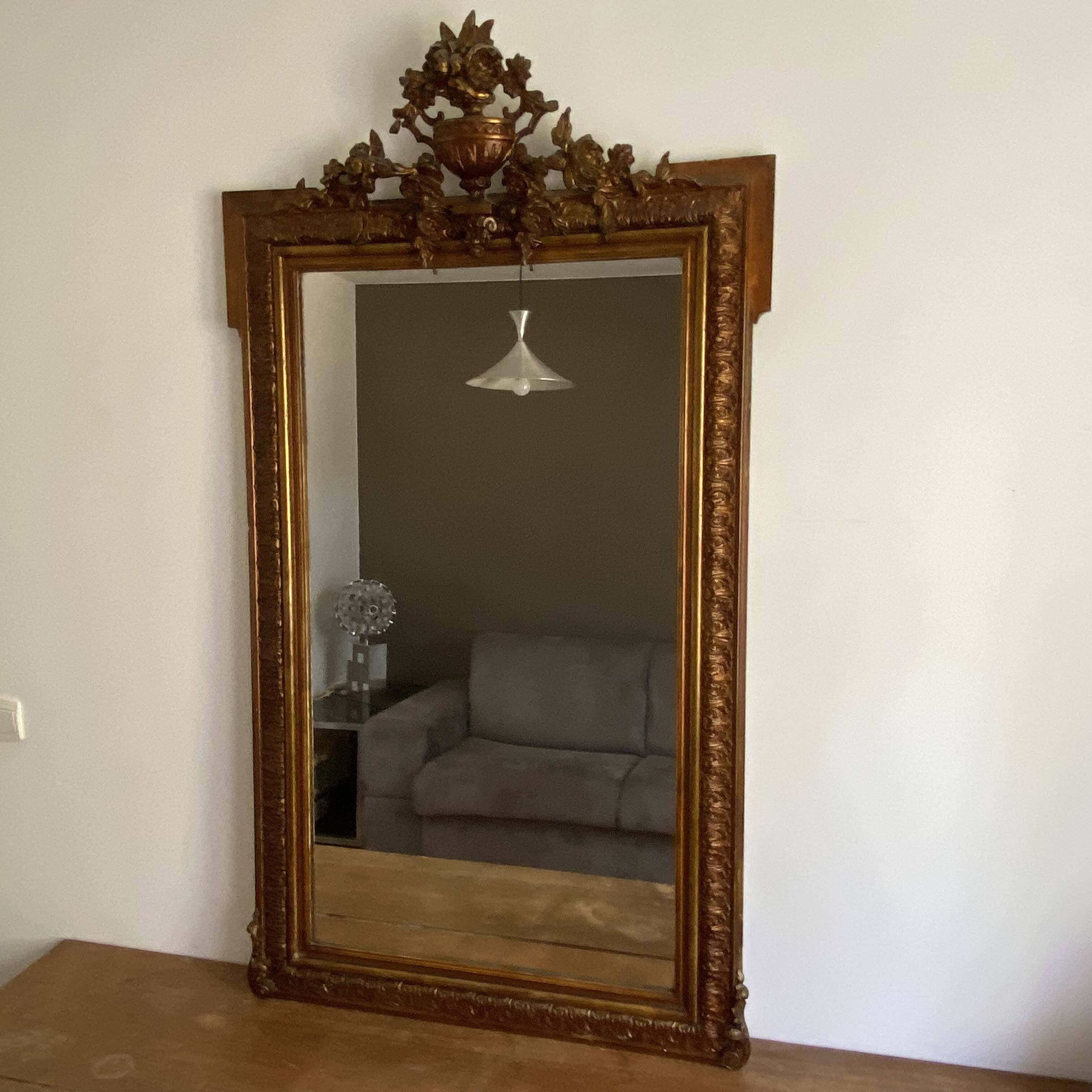 Miroir doré fin 19ème avec  fronton décoré. 150x82.
