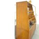 Vintage fineer toonbank, winkel vitrine met schuifdeuren