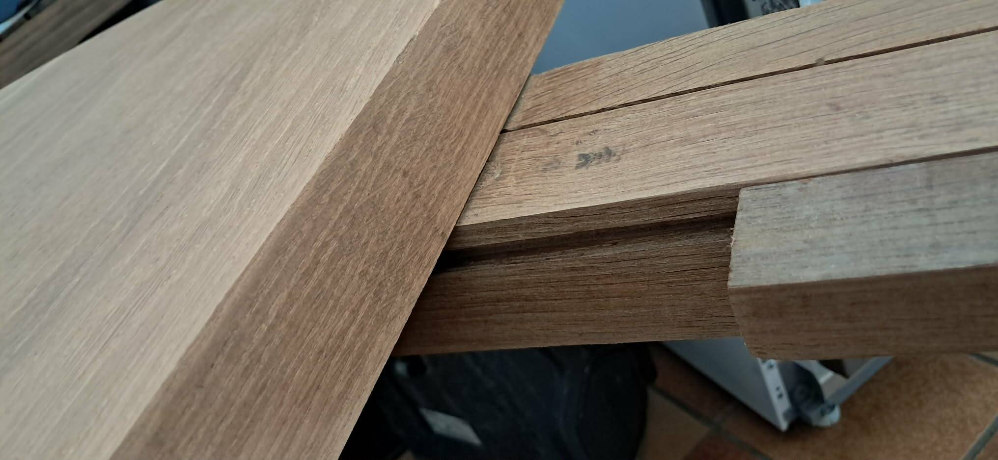 Brutalist round dining table in solid oak by De Puydt – Extendable 120/200