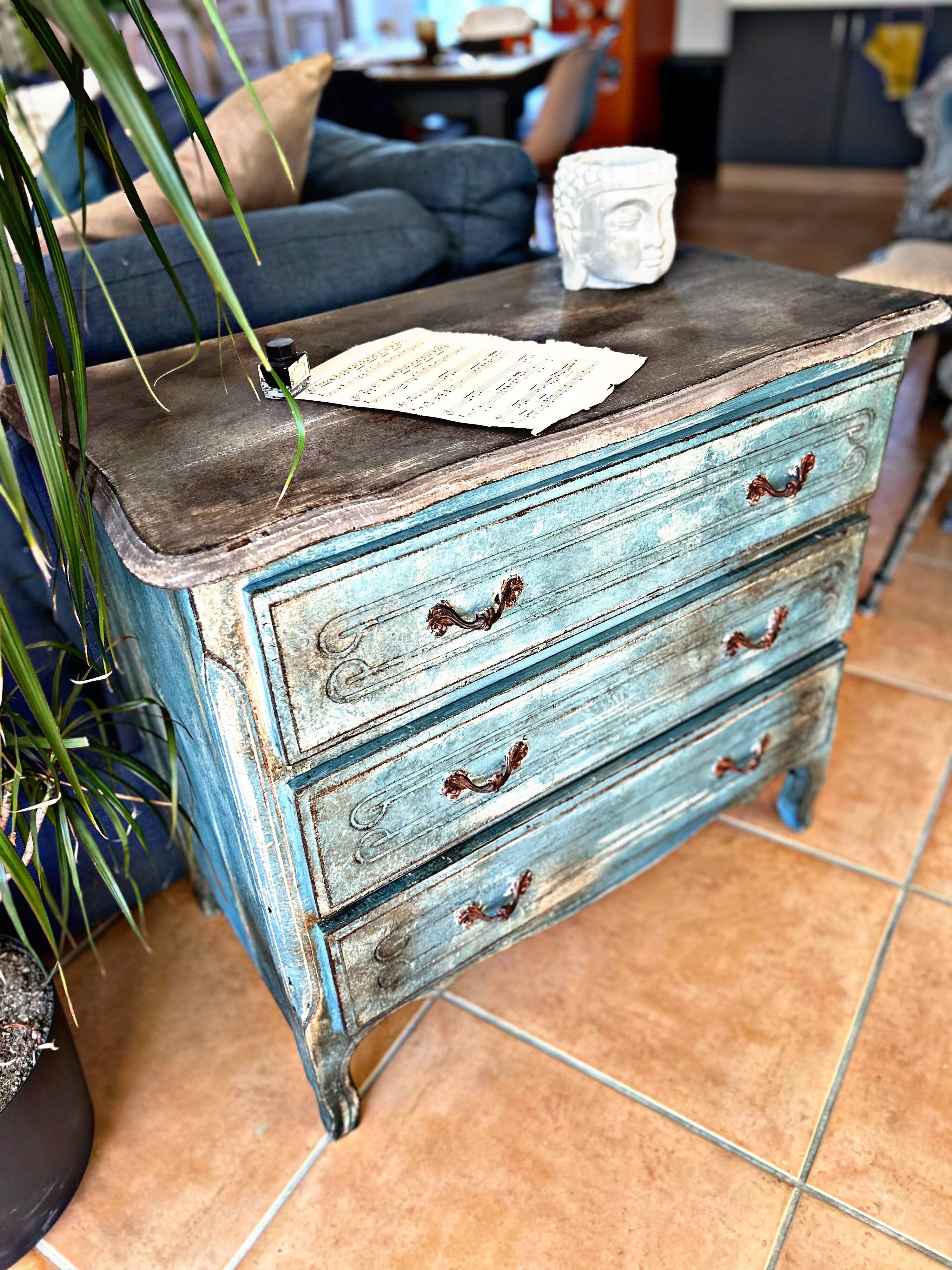 Antique commode with a patina in the Tuscan technique.