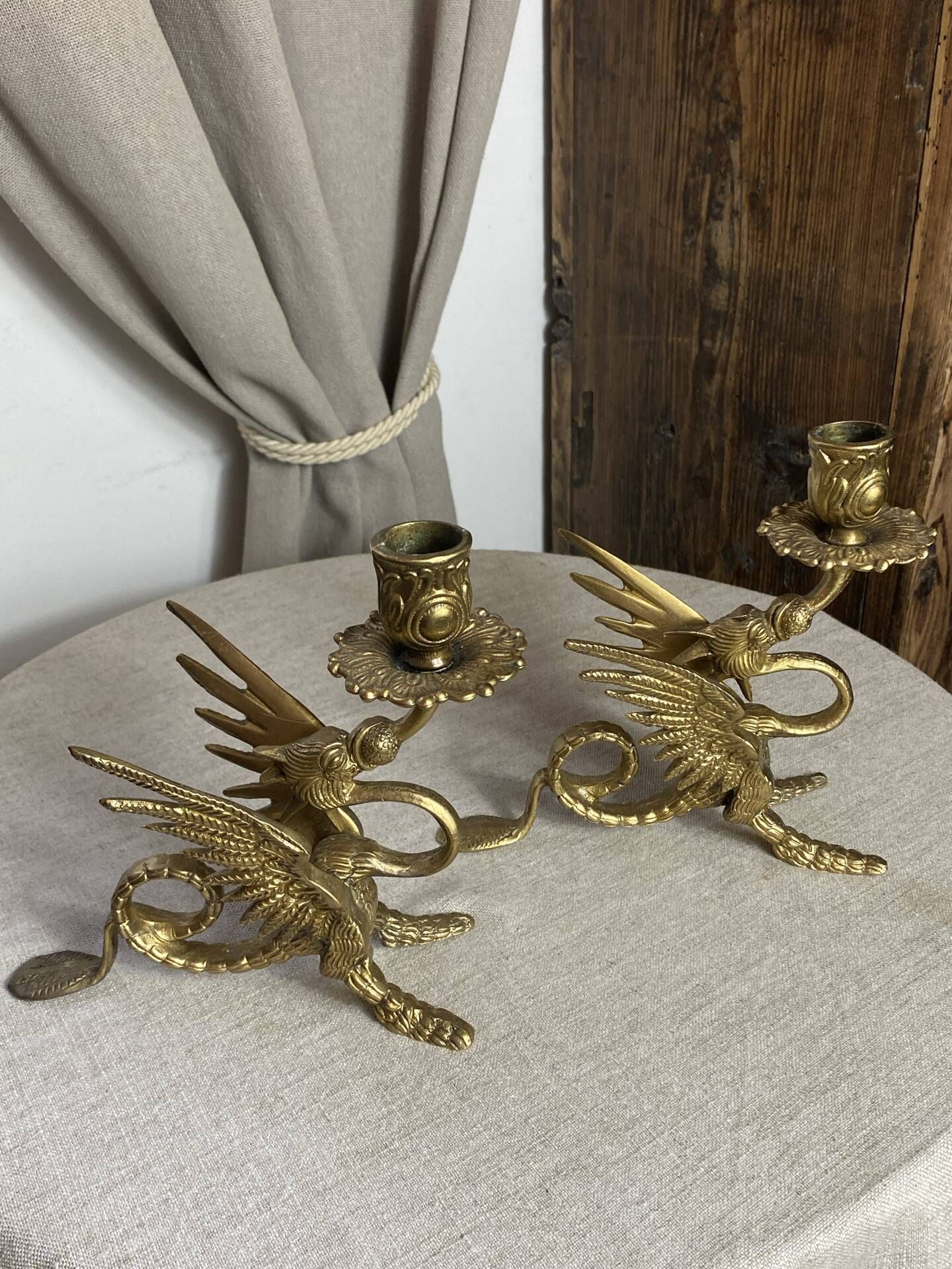 Paire de bougeoirs chimères en bronze