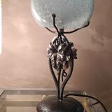 Lampe fer forgé  boule bleu en opaline clichy moucheté de blanc 35x14