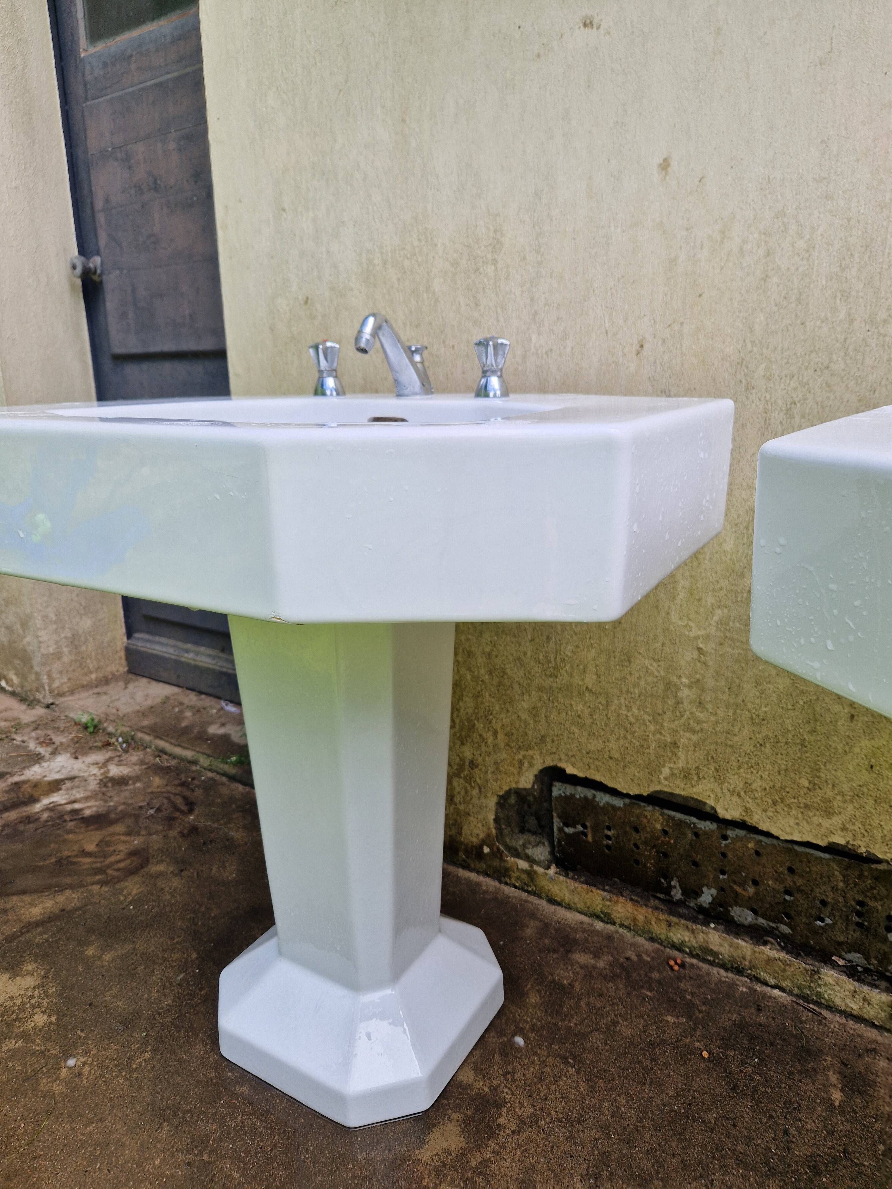2 pedestal sinks in Art Deco style