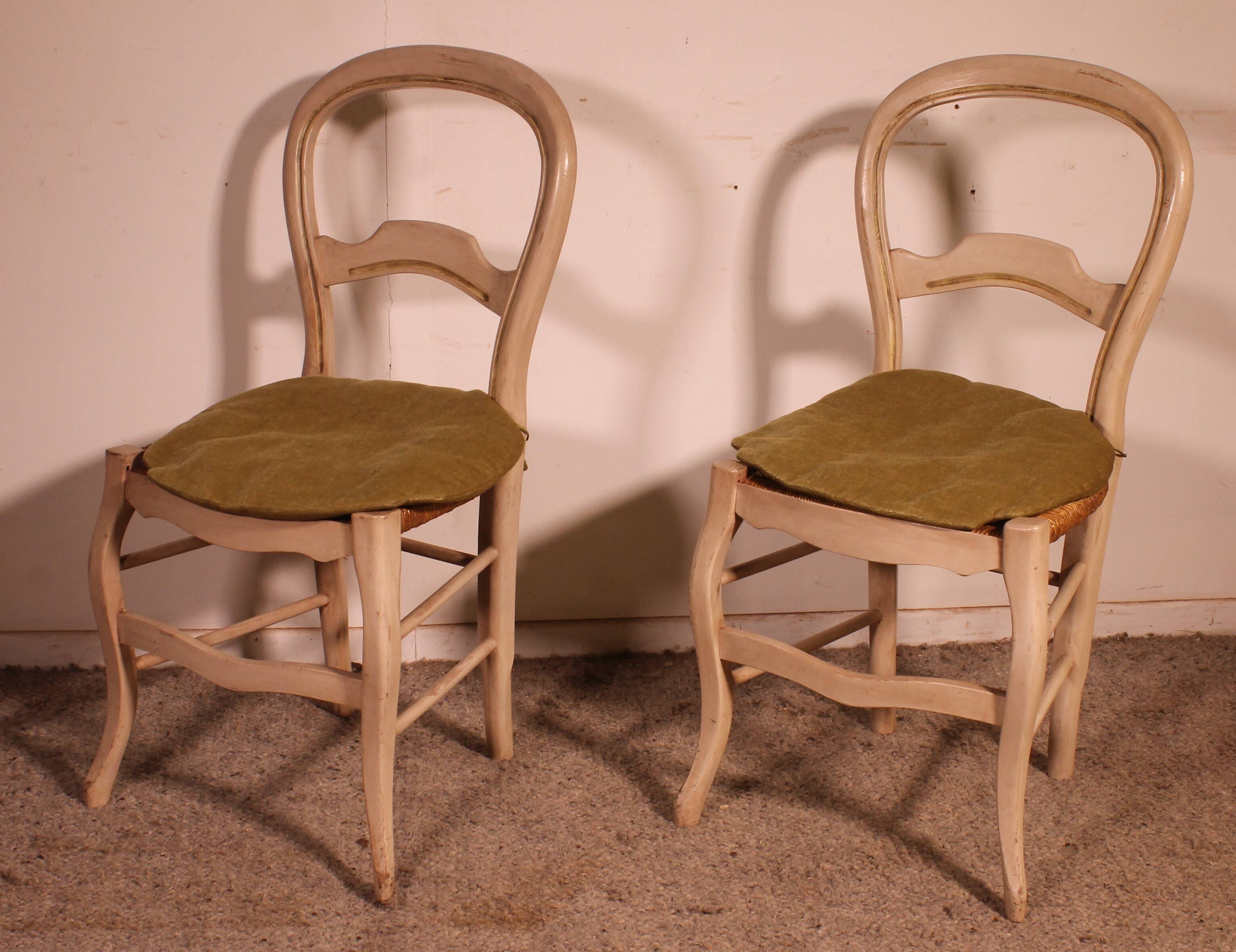 2 chaises paillées en bois polychrome