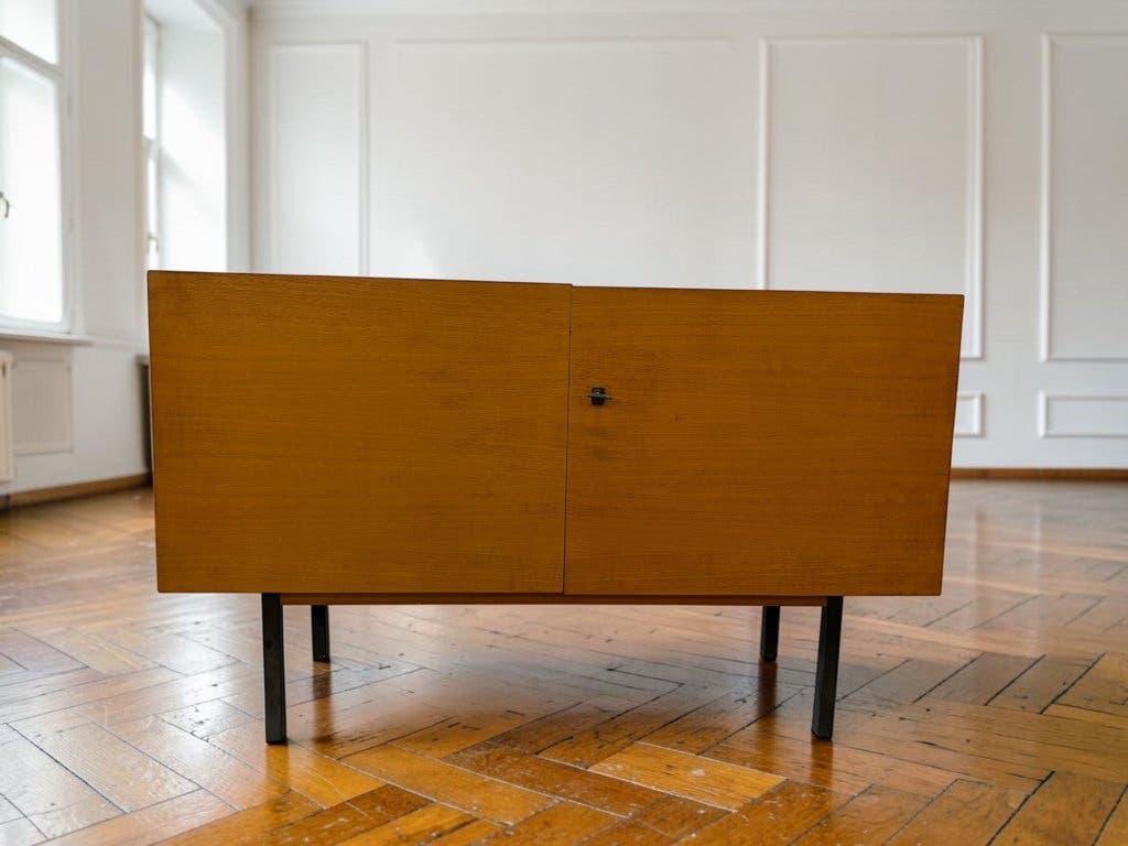 Meuble vintage en bois (commode, meuble TV) avec cadre noir