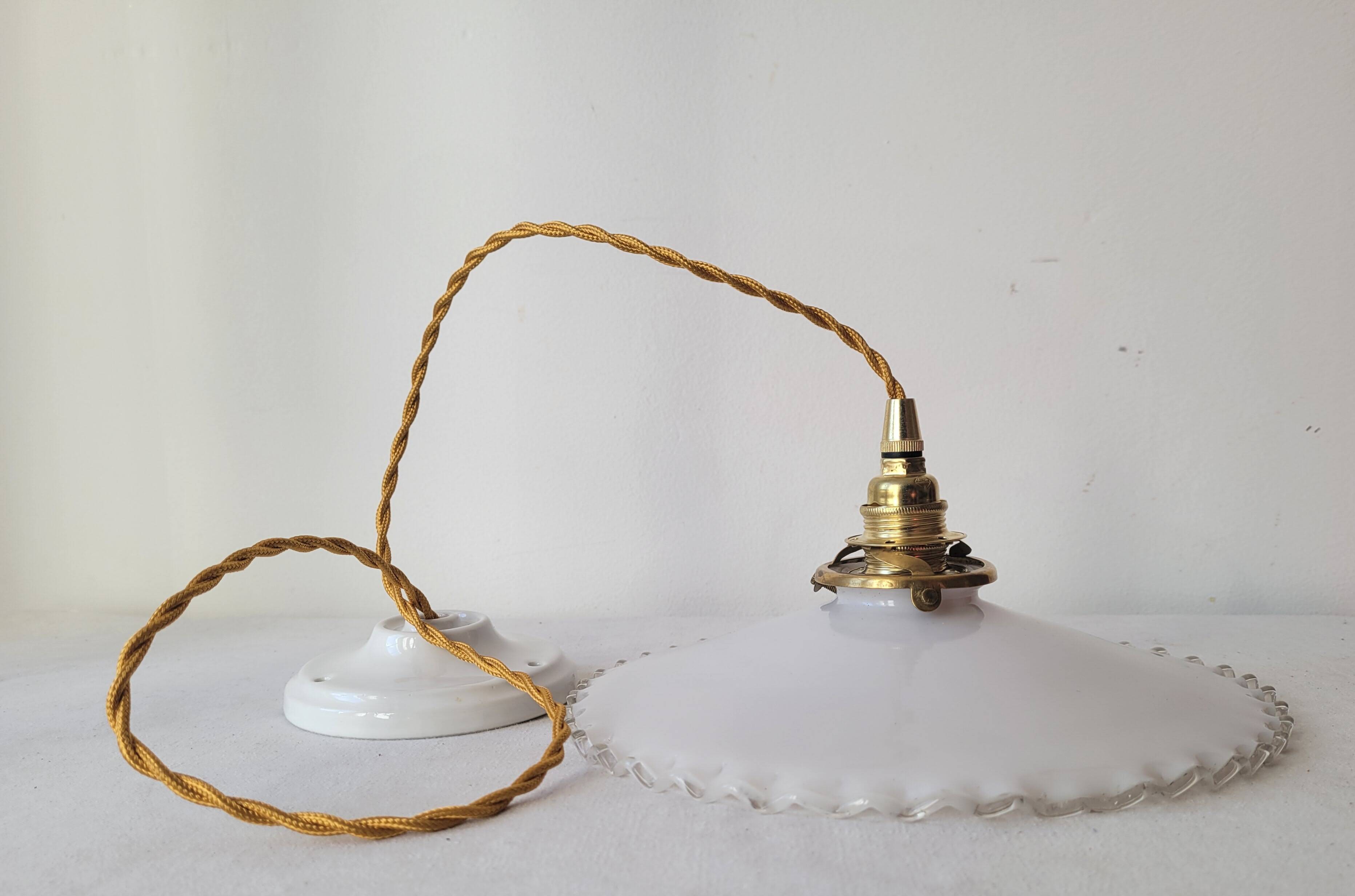 Pendant in serrated opaline