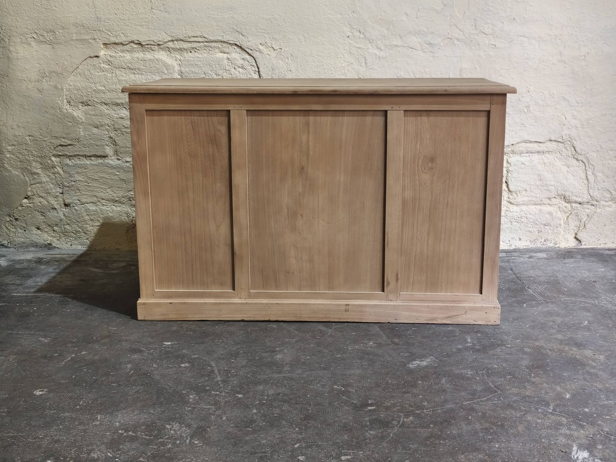 Desk in solid elm with natural airbrushing