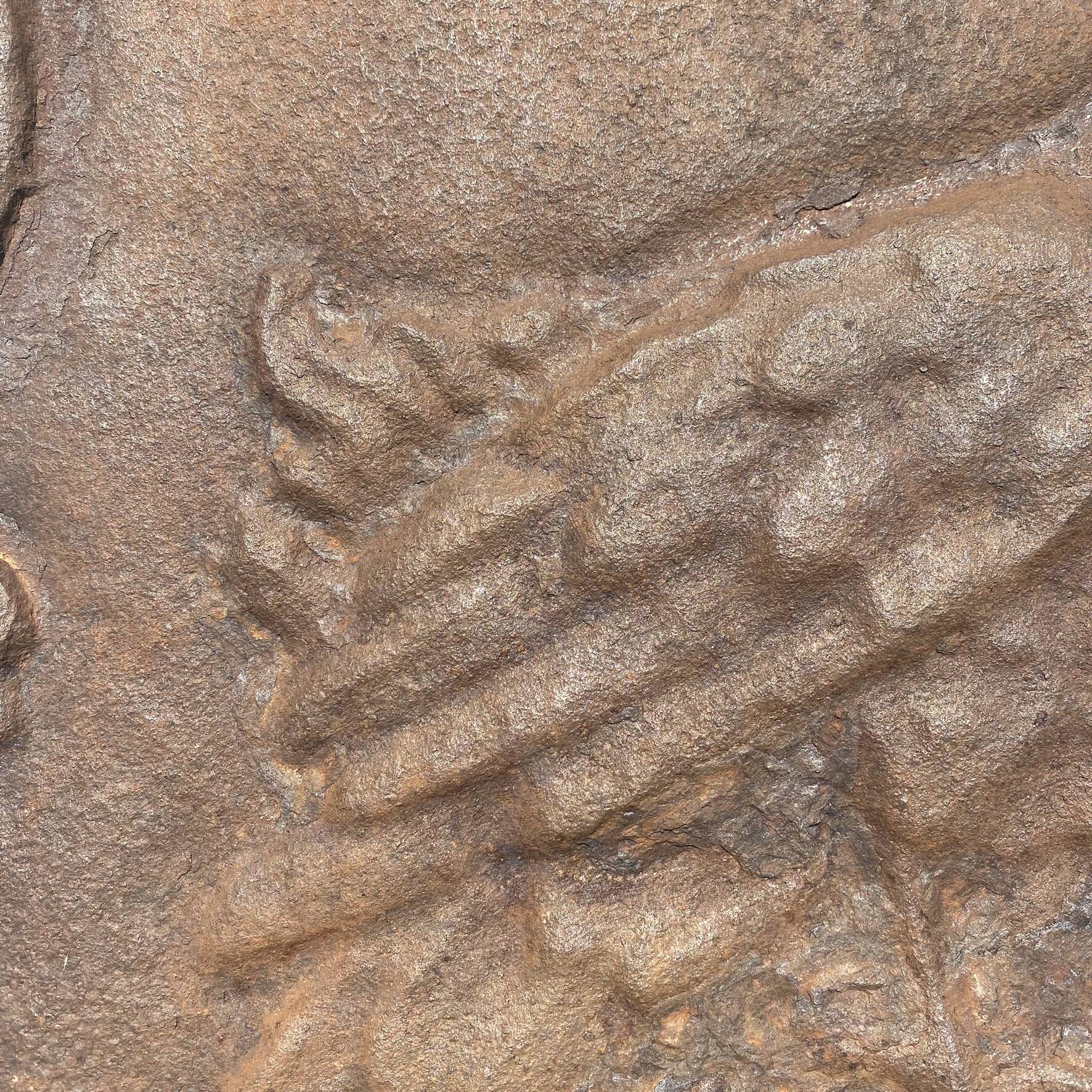 Ancienne plaque de cheminée en fonte ,décor aigle et soleil, 47 × 47 cm
