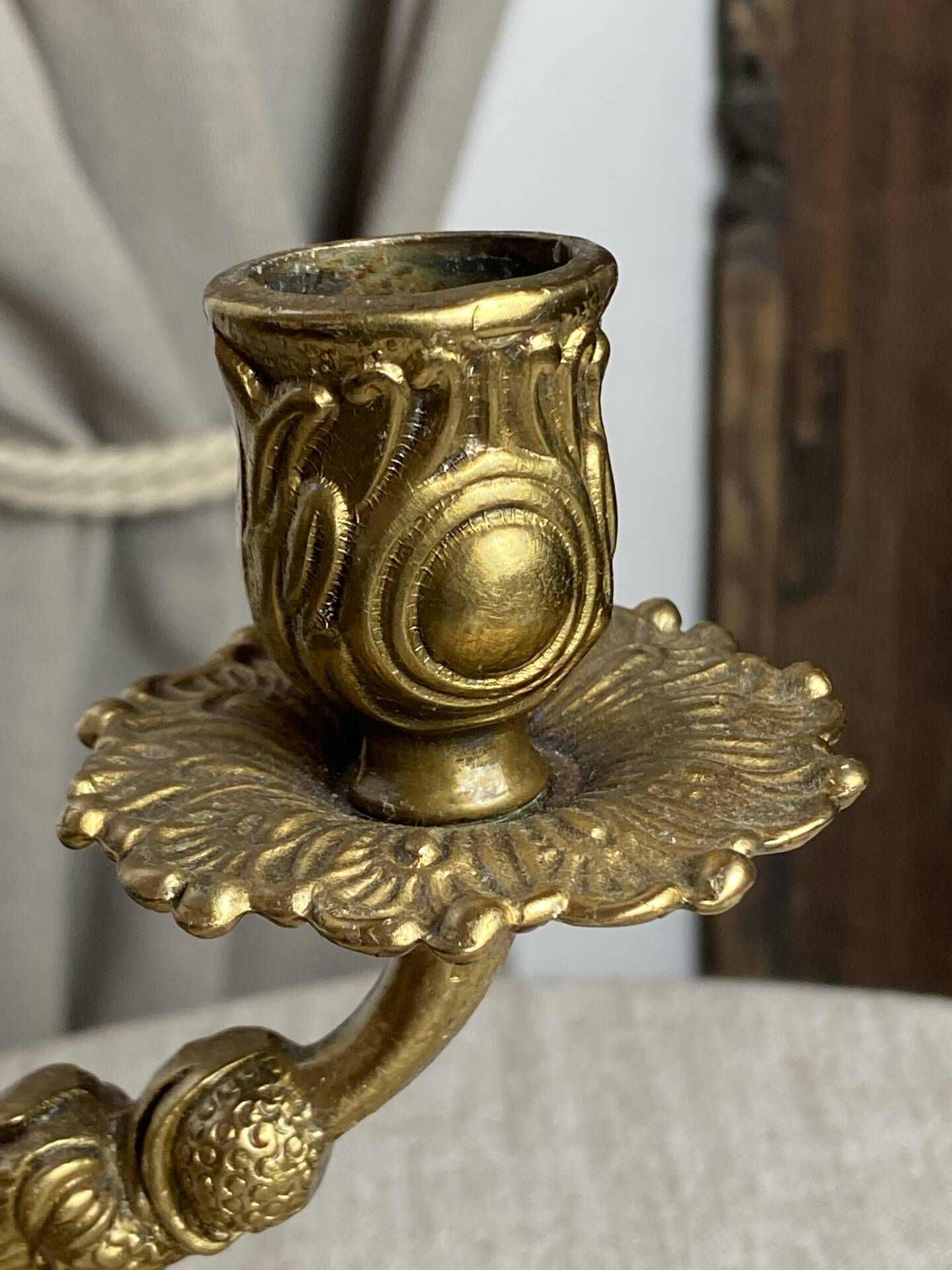 Paire de bougeoirs chimères en bronze