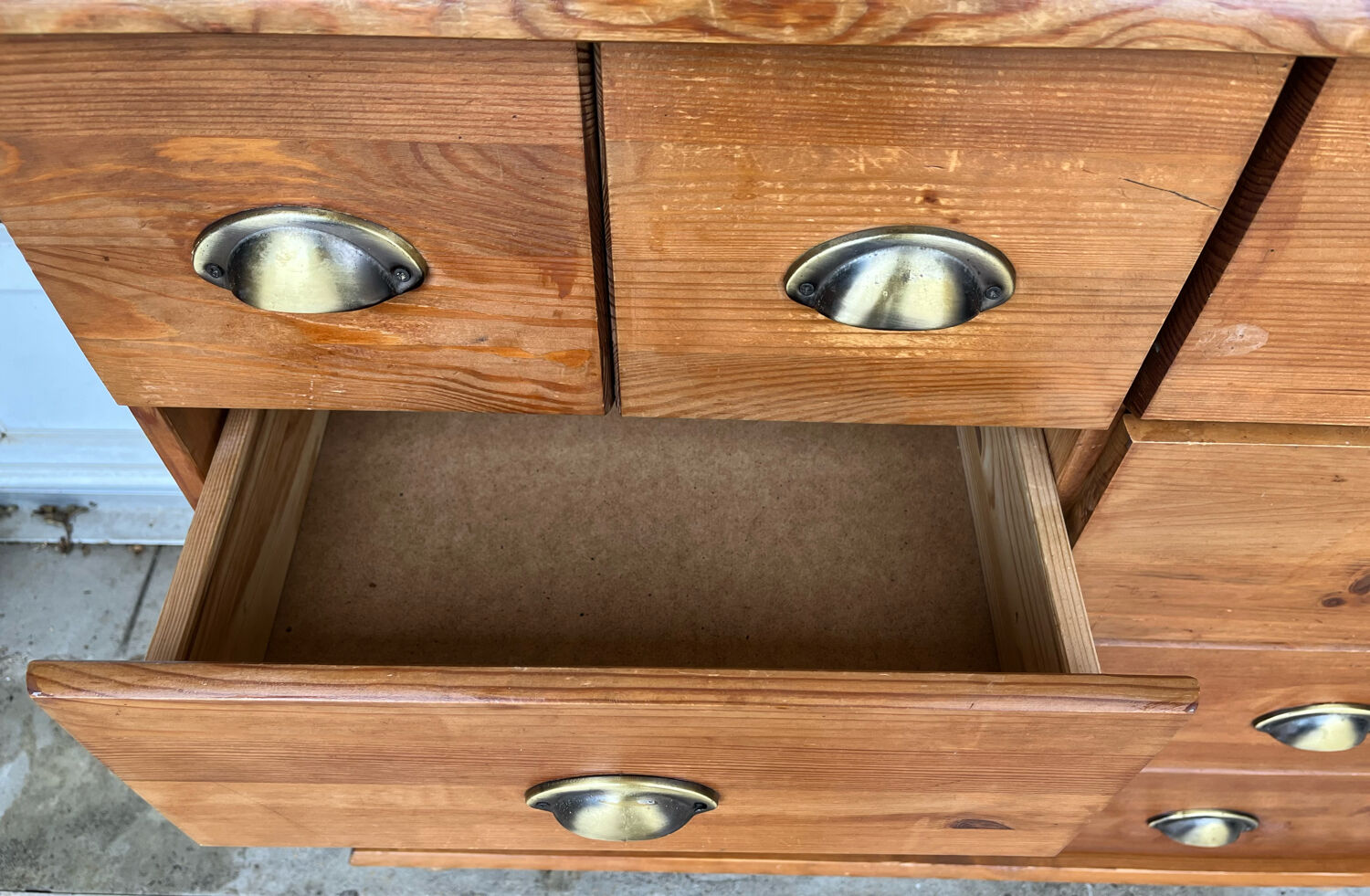 Storage cabinet with drawers