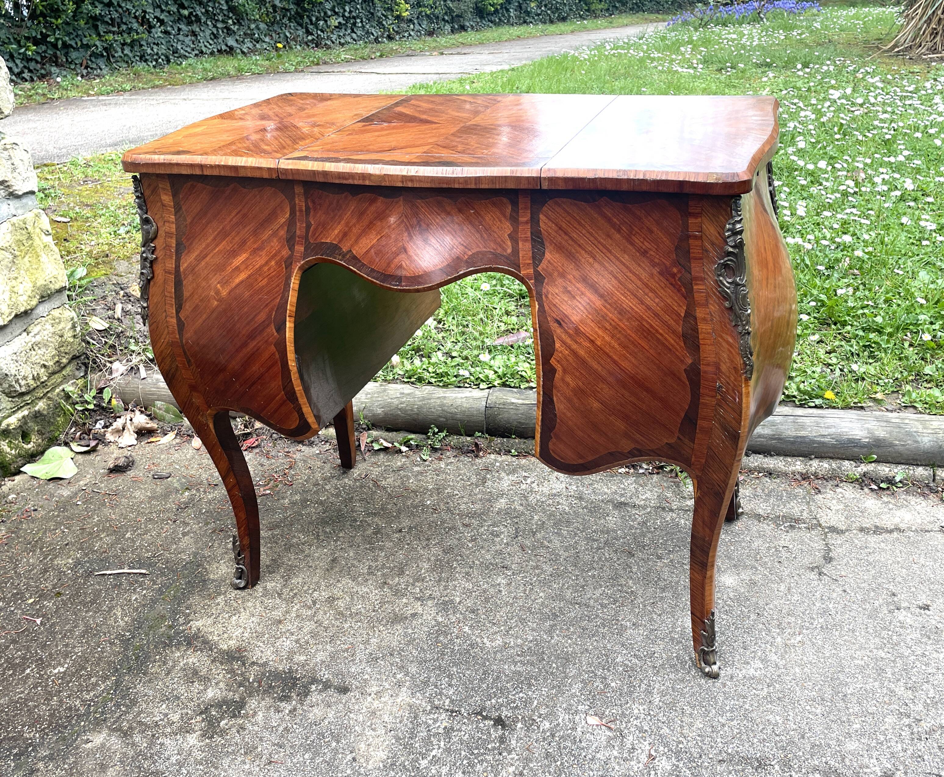 Beautiful marquetry dressing table with floral decoration, all curved (curved) faces in Louis XV style.