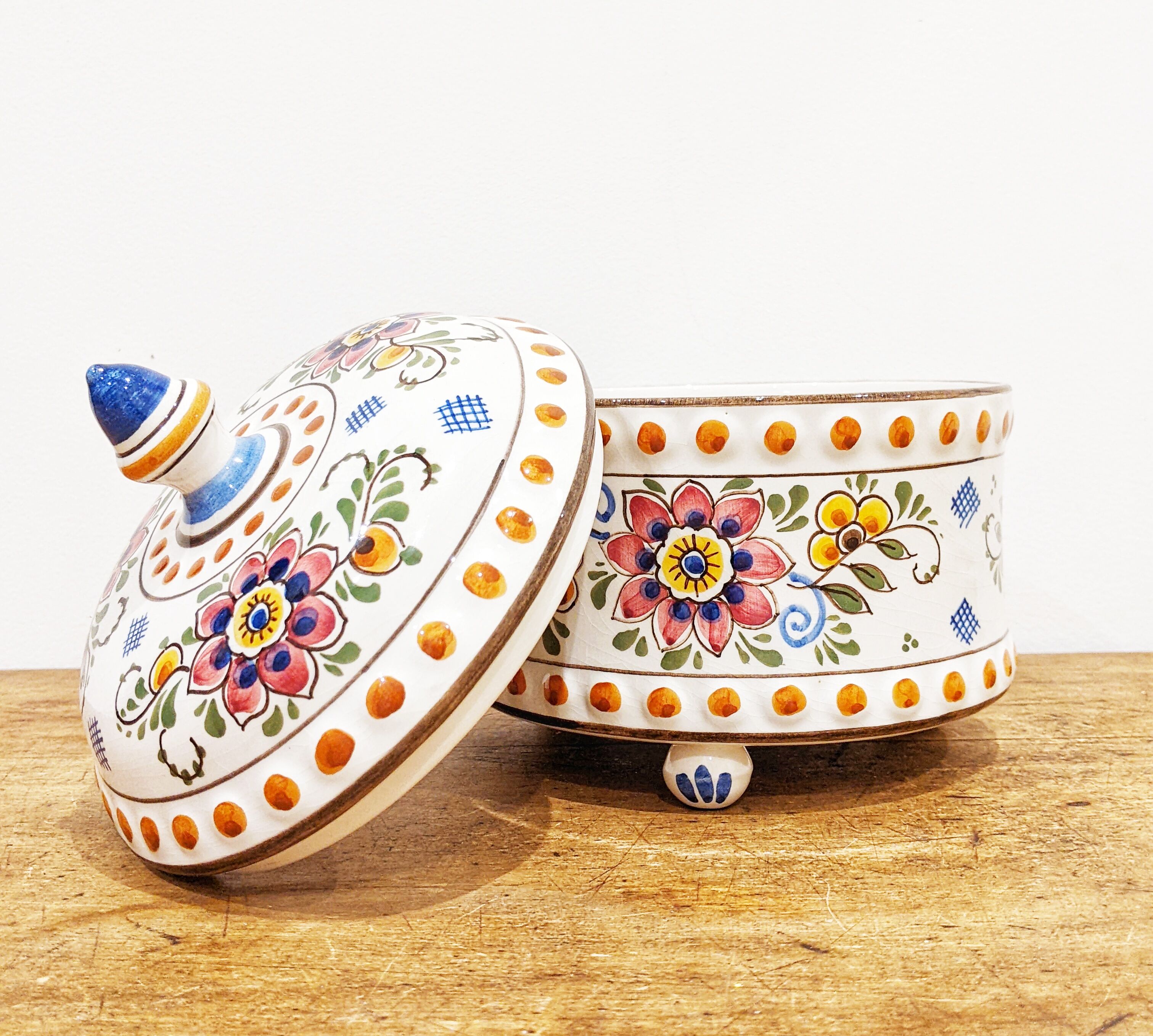 Vintage polychrome box'70 made of Delft ceramic. In perfect condition.