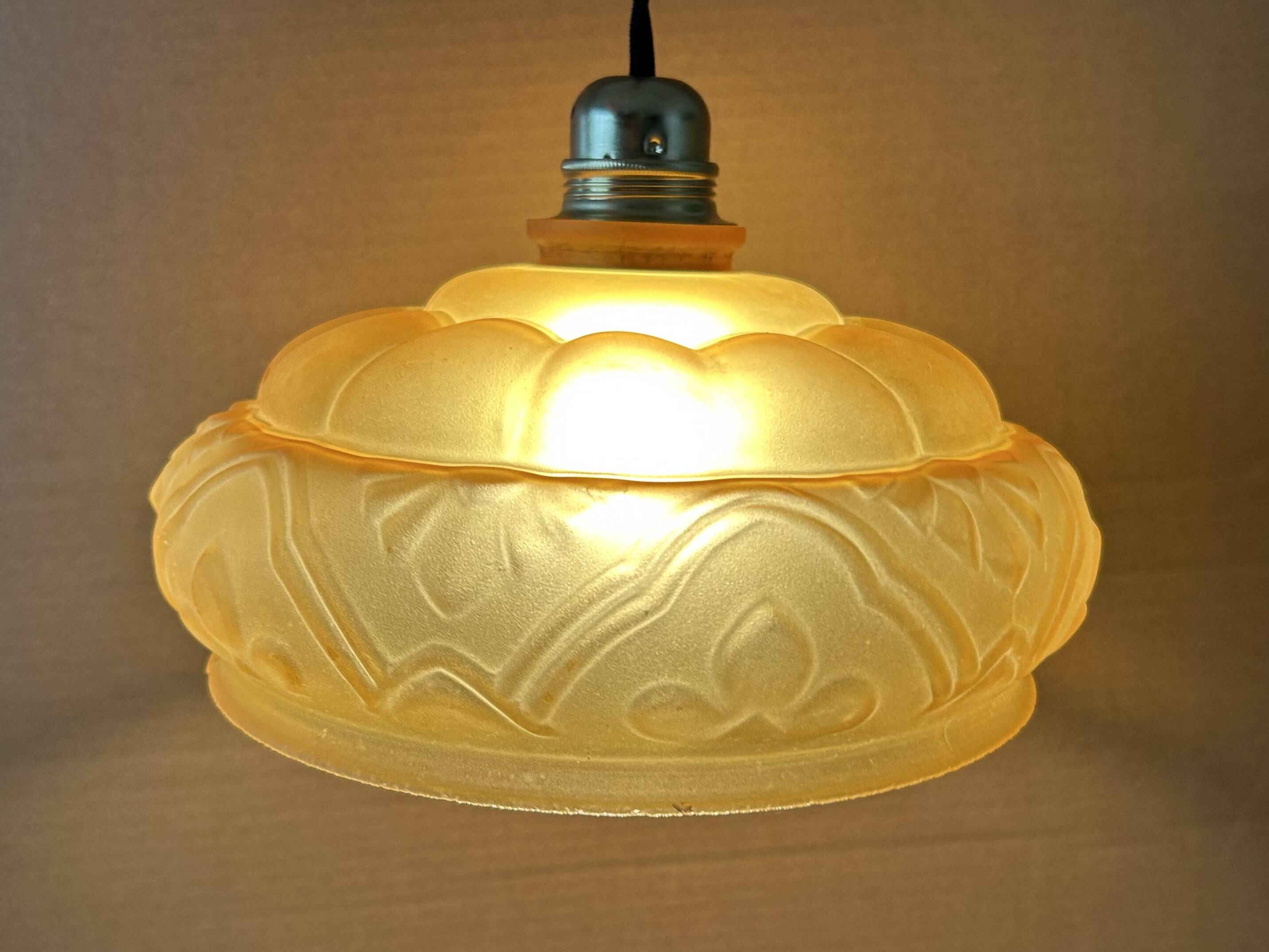 Suspension en verre ambrée ancienne