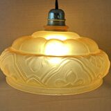 Suspension en verre ambrée ancienne