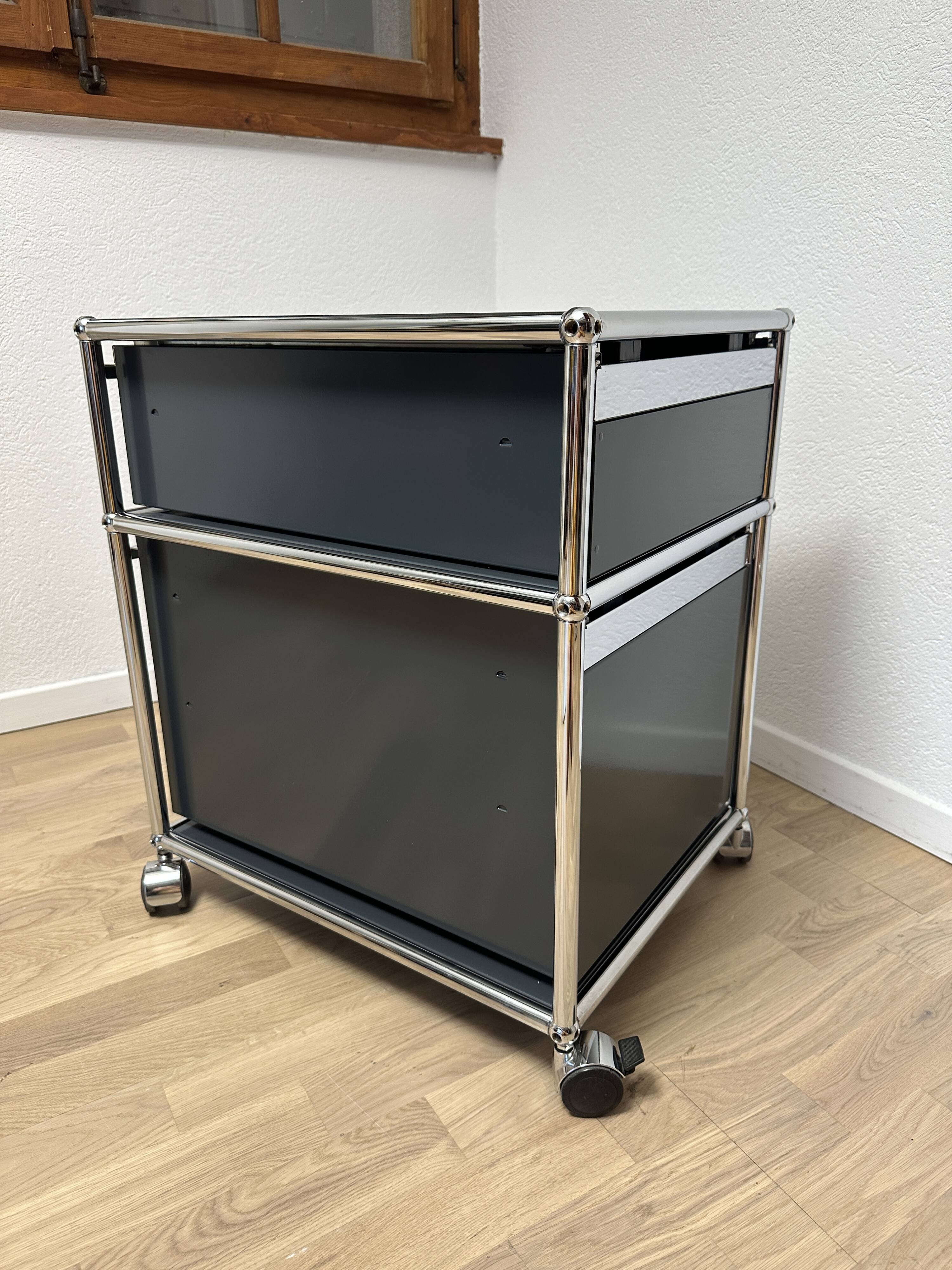 USM Haller wheeled cabinet in Anthracite Grey