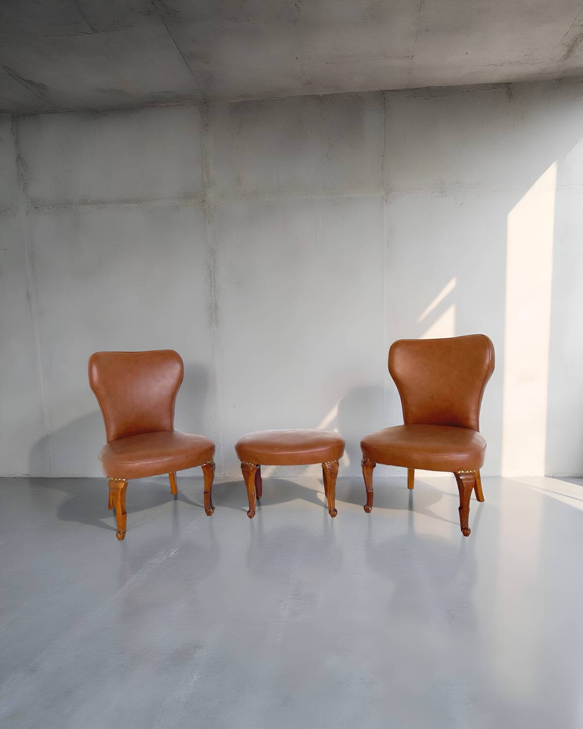 Ensemble de chaises d'appoint et tabouret pour pied, années 1950.