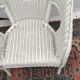 Fauteuil en rotin blanc avec assez vintage