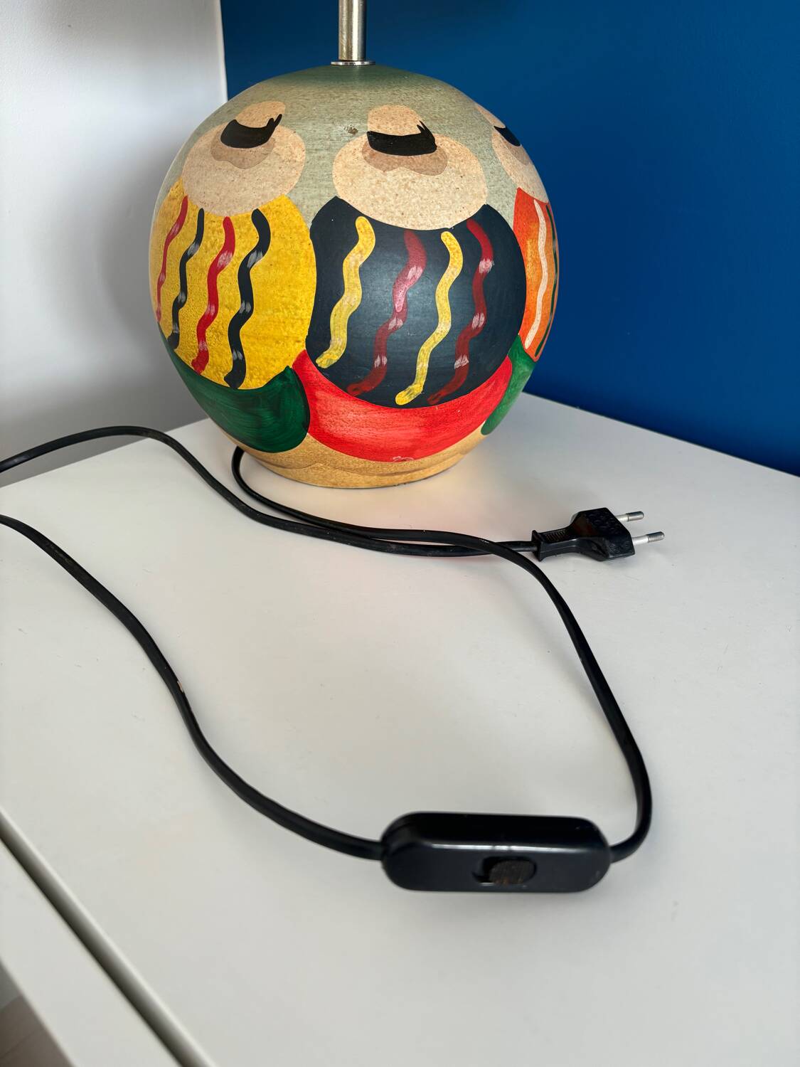 Ceramic table lamp representing women in hats on the sand.