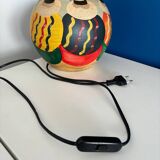Lampe de table cermique representant des femme a chapeau dans le sable