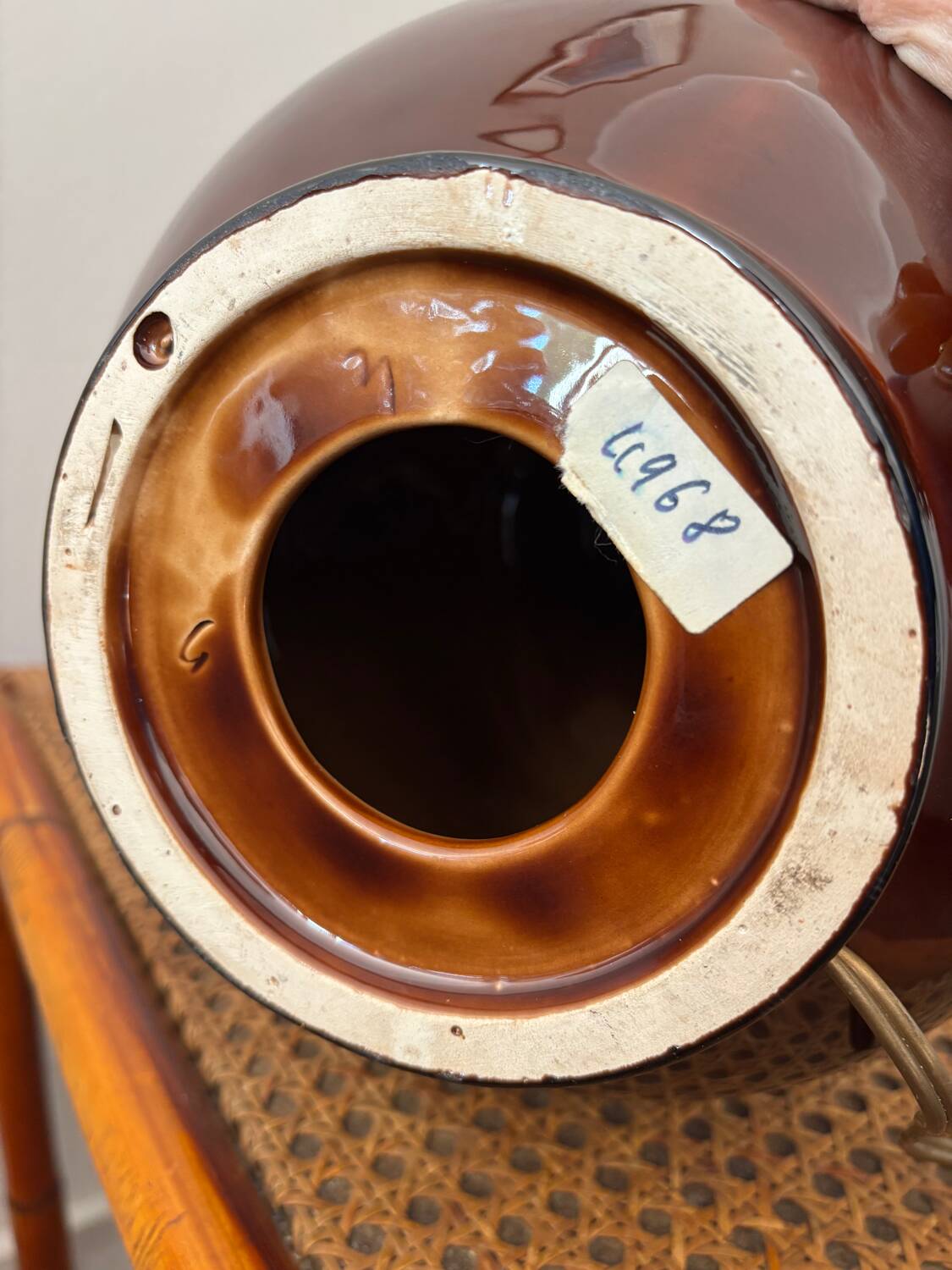 Ceramic lamp with hooked lampshade