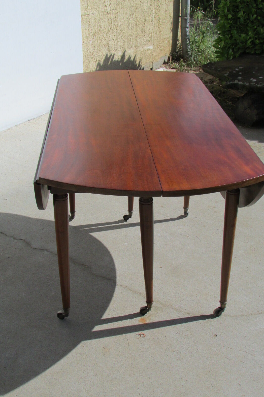Beautiful round table 6 feet mahogany spindles, extendable