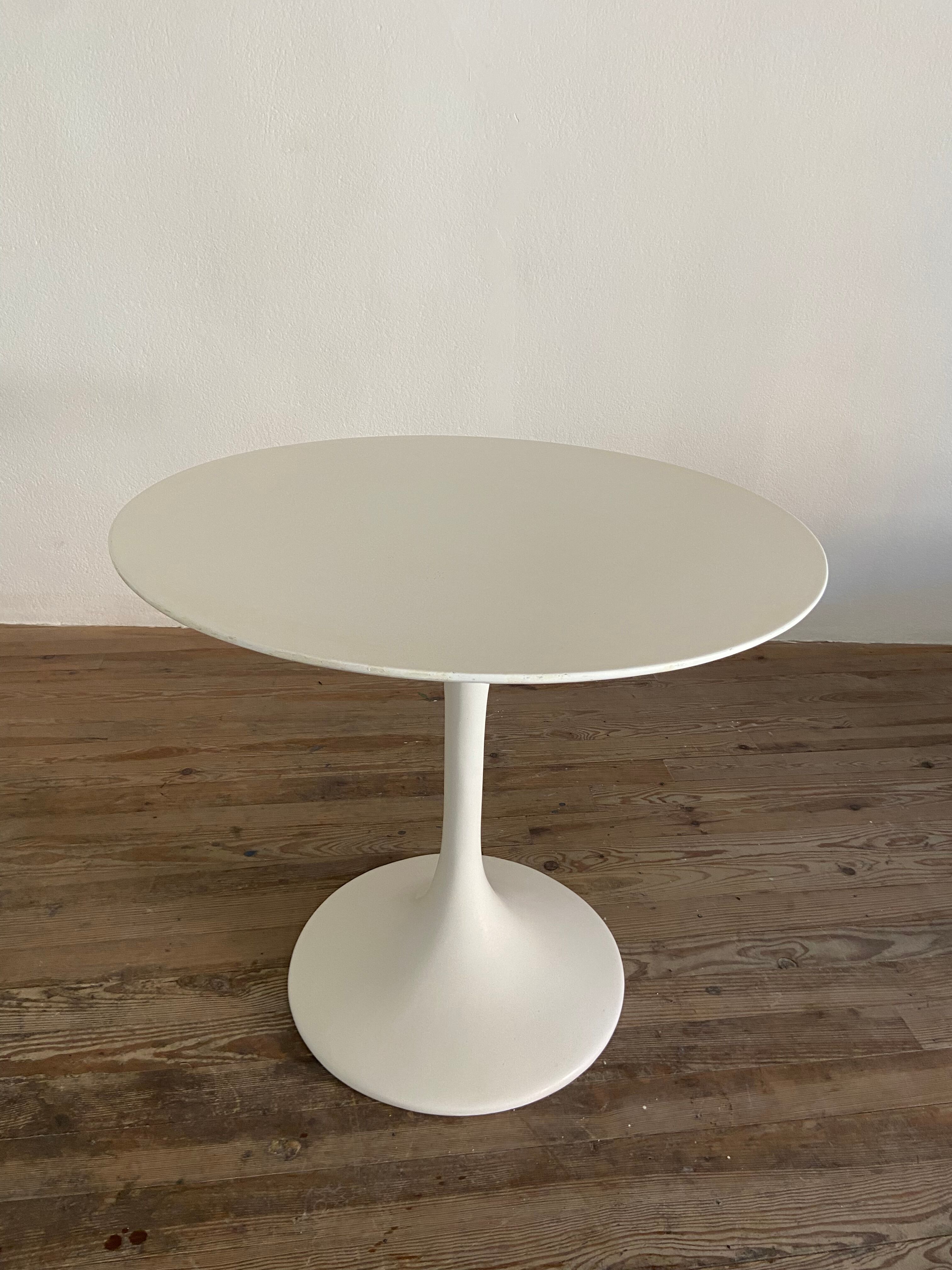 Vintage tulip table 1970