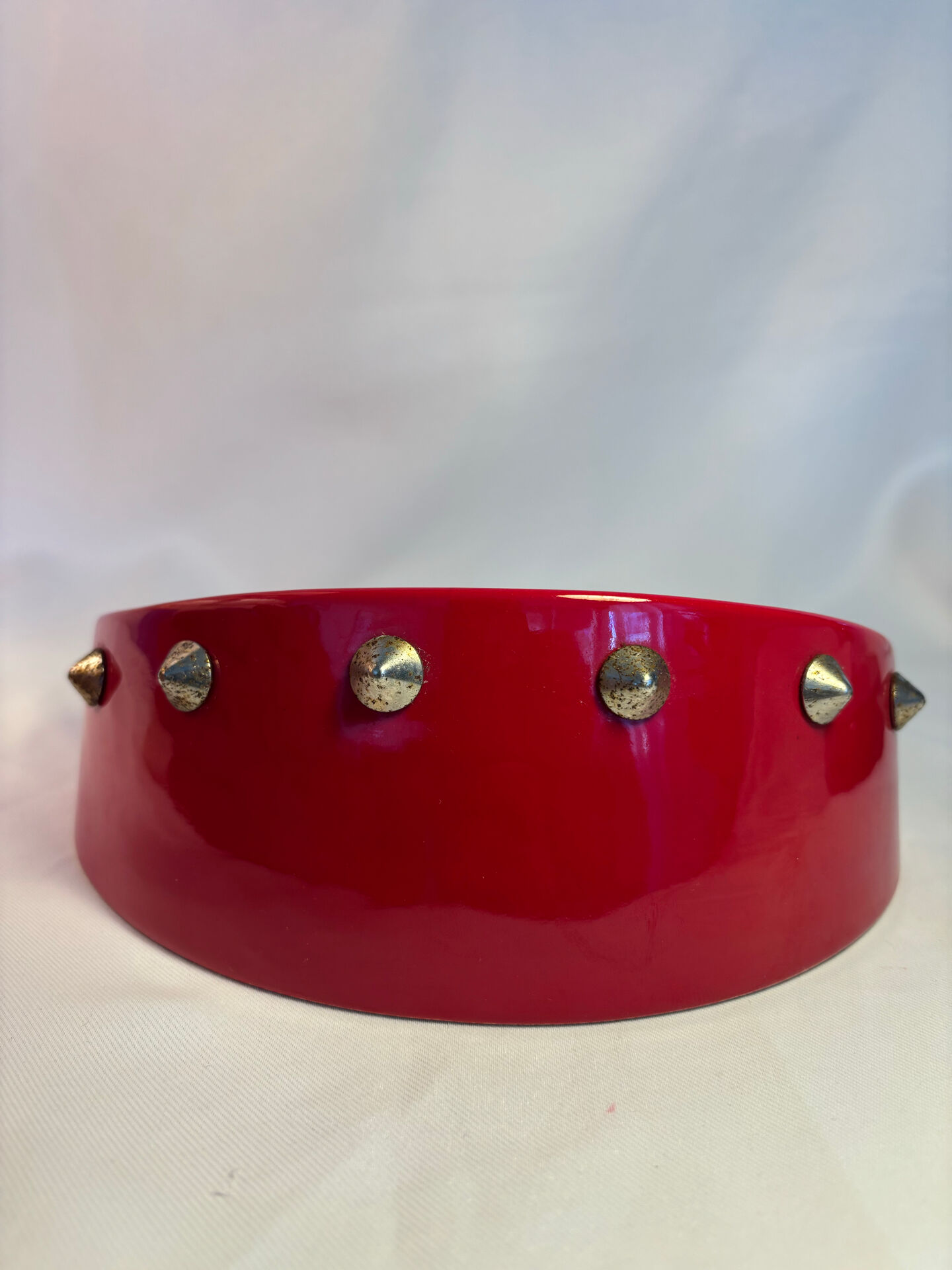 Cendrier vintage rouge laqué à clous métalliques – pièce design et déc