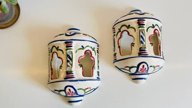 2 Vintage ceramic wall lights