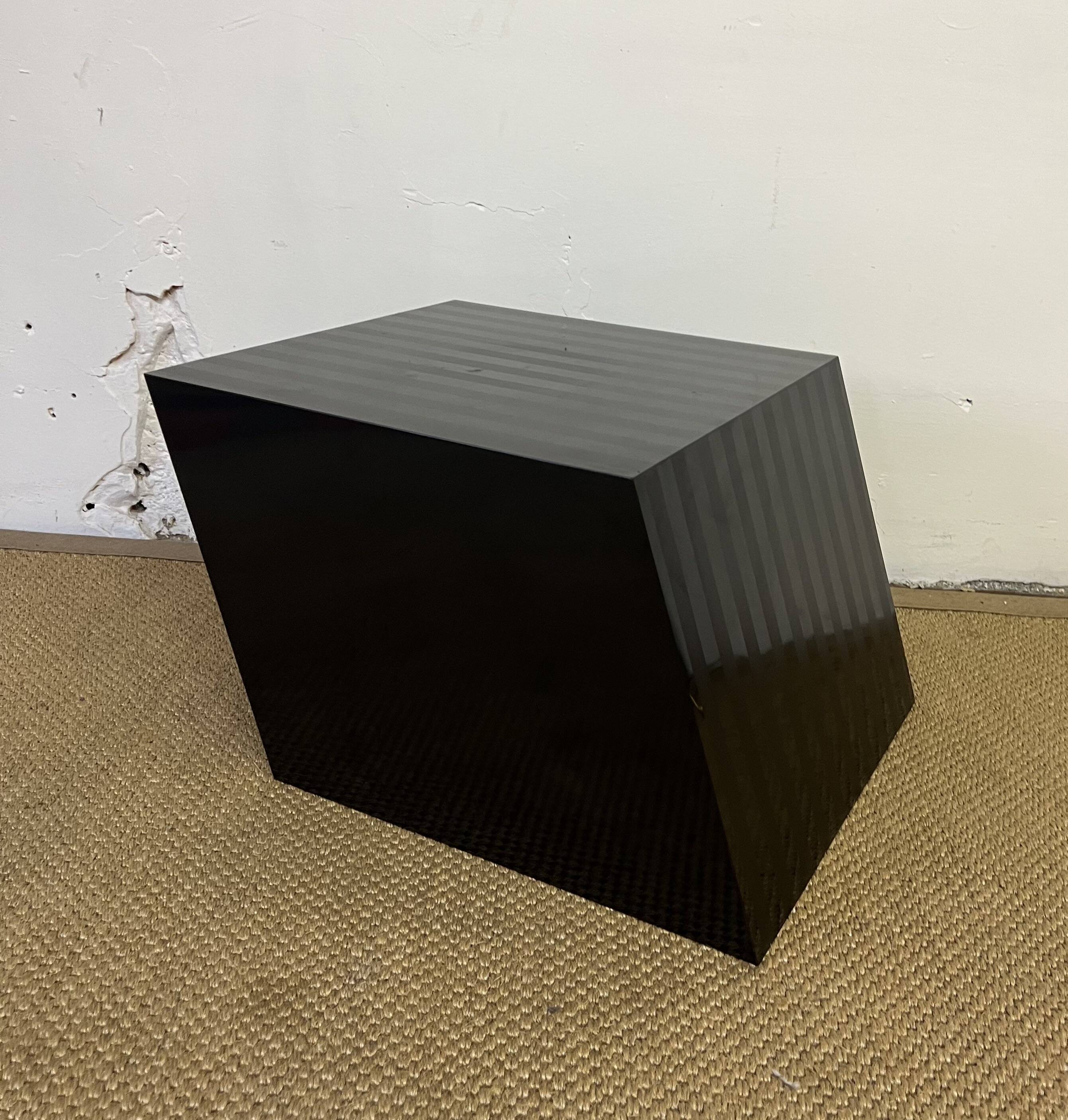 Bout de canapé trapézoïdal