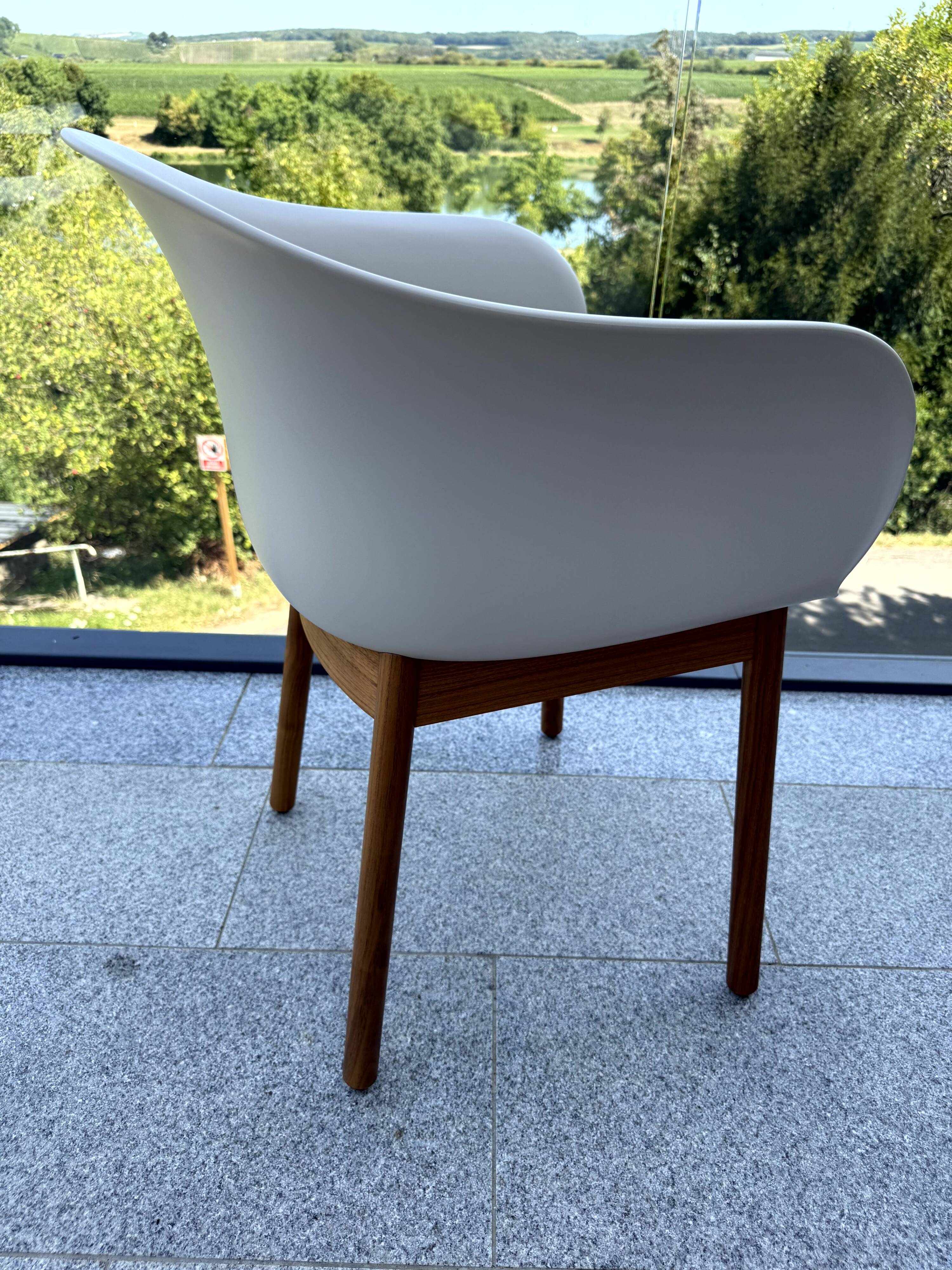 Scandinavian chair “Elefy style”, white shell & wooden legs – like new