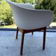 Chaise scandinave “style Elefy”, coque blanche & pieds bois – comme neuve