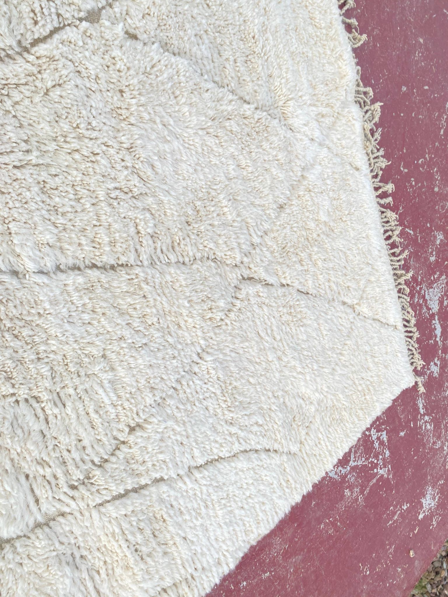 Large cream Beni Ouarain rug with tone-on-tone diamond pattern – 300 x 200 cm